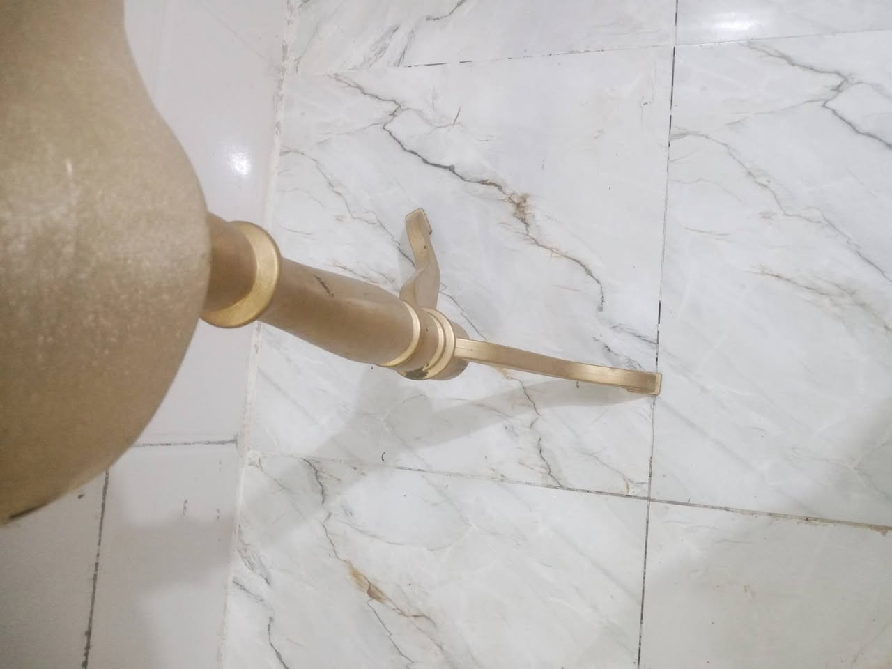ملكانه جديده بس مشكله بيها رجل طكت بس تبقه واكفه ع حايط سعرها 20 عندي توصيل لليريد مكاني كربلاء
