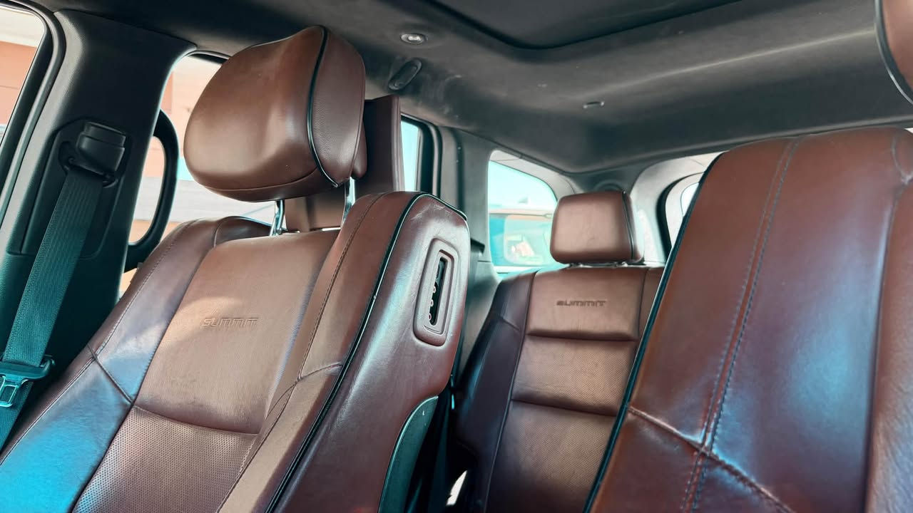 السلام عليكم جيب فول مواصفات 1/1 سوميت
🚨 للبيع Jeep Grand Cherokee Summit 2017 خليجي – وكالة 🚨

🔹 الفئة: Grand Cherokee Summit
🔹 الموديل: 2017
🔹 الوارد: خليجي – وكالة
🔹 المحرك: 3.6 لتر V6 بنزين
🔹 القوة: حوالي 295 حصان
🔹 ناقل الحركة: أوتوماتيك 8 سرعات
🔹 الدفع: رباعي 4×4
🔹 الممشى: 62,000 كم فقط
🔹 اللون الخارجي: أحمر ماروني ❤️
🔹 الداخلية: جملي قرميدي – جلد فاخر 🤎
🔹 عدد المقاعد: 5 ركاب
🔹 نوع الهيكل: SUV عائلية رياضية

✨ المواصفات والتجهيزات:

• فتحة سقف بانوراما مزدوجة
• مقاعد جلد فاخر
• مقاعد أمامية كهربائية
• ذاكرة لمقعد السائق
• تدفئة وتبريد للمقاعد الأمامية
• تدفئة للمقاعد الخلفية
• مقود جلد فاخر مع تحكم كهربائي
• مقود متعدد الوظائف
• شاشة لمس كبيرة لنظام الترفيه والملاحة
• نظام ملاحة GPS
• ربط Apple CarPlay وAndroid Auto
• بلوتوث ومداخل USB وAUX
• نظام صوتي فاخر من Harman Kardon
• شاشات ومعلومات متعددة للسائق
• تشغيل بصمة أو تشغيل ذكي حسب التجهيز
• دخول ذكي بدون مفتاح
• تشغيل عن بُعد
• تكييف أوتوماتيك ثنائي أو ثلاثي المناطق
• فتحات تكييف للمقاعد الخلفية
• كاميرا خلفية
• حساسات أمامية وخلفية
• رادار أمامي
• رادارات جانبية وخلفية
• نظام مراقبة النقطة العمياء
• نظام تحذير مغادرة المسار
• نظام تحذير من الاصطدام الأمامي
• نظام فرملة طوارئ أوتوماتيكية
• مثبت سرعة متكيف
• نظام مراقبة حركة المرور الخلفية
• حساسات مطر وإضاءة
• مرايا جانبية كهربائية وقابلة للطي
• مرايا جانبية مع تسخين
• إضاءة LED أو زينون حسب التجهيز
• إضاءة نهارية LED
• مصابيح ضباب
• جنوط ألمنيوم أصلية
• جكات كهربائية للباب الخلفي
• باب خلفي كهربائي
• نظام دفع رباعي 4×4
• أنظمة قيادة متعددة حسب نوع الطريق
• نظام التحكم بالنزول من المنحدرات
• نظام التحكم بالثبات الإلكتروني
• نظام مانع انزلاق
• نظام مراقبة ضغط الإطارات
• فرامل مانعة للانغلاق ABS
• توزيع إلكتروني لقوة الفرامل
• وسائد هوائية أمامية وجانبية وستائرية
• مثبت سرعة
• قفل مركزي
• نوافذ كهربائية
• نظام إنذار ضد السرقة
• حساسات ركن أمامية وخلفية
• مساحة داخلية واسعة ومريحة
• صندوق خلفي واسع
• إطارات بحالة جيدة انتاج نهايه 2025
• صيانة دورية حسب الاستخدام
٠ جكات نزول وصعود السيارة 

📌 السيارة خليجي وكالة، فئة Summit الأعلى تجهيزاً، ممشى قليل جداً، ونظيفة وجاهزة للاستخدام.

💰 السعر: يحدد عند التواصل
📍 المكان: بغداد

للمهتمين والجادين، التواصل على الخاص
***********
***********
