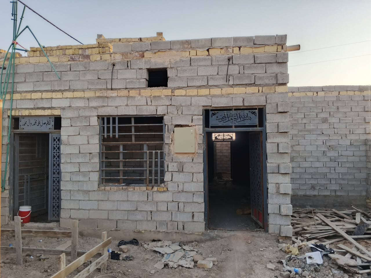 غرفتين 5×3
الصاله 8.5×4
مطبخ 5.5×4 حار +بارد
صحيات داخليات وخارجيات
براني على النص بنيان 9×4
مساحه البيت 200متر
ماي كهرباء جاهز
العنوان حي منصور الثاني نزله سيد ثابت
السعر 32بيه مجال الرقم صاحب البيت ***********
    مكلف بل النشر
