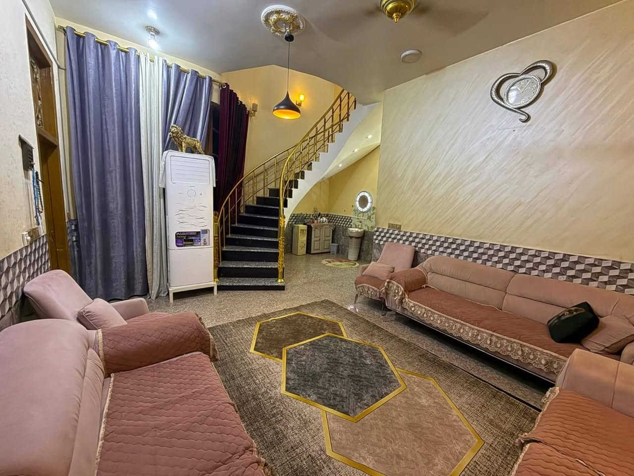 سلام عليكم  بيت  للبيع طابو صرف كل شي معايز  بيت جديد  يتكون
مساحه ١٥٠م

طابقين

 استقبال 

مطبخ حار وبارد

 اثنان صاله

ثلاث غرف نوم

ثلاث مجمعات صحيه 

العنوان:  حي العسكري مقابيل باب  مدرسه جبل عامل 

  استفسار تصال على رقم ***********
