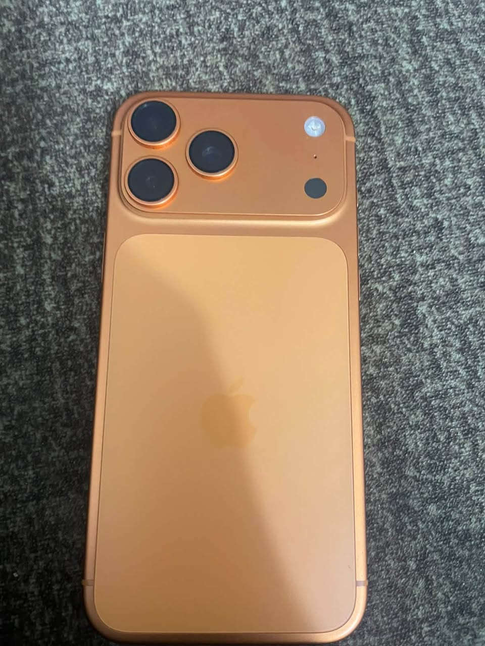 للبيع: آيفون 17 برو ماكس (iPhone 17 Pro Max)
 حالة الجهاز: أخت الجديد، استخدام شهر ونص فقط.
 الشاشة: النظافة 100%، وبيه لزقة شاشة (تضليل) بيها خدوش كلش خفيفة وما تبين أبداً، الشاشة الأصلية جوة اللزقة زيرو خدش.
 الظهر والجوانب: قمة بالنظافة ونظيف كلش بدون أي شخوط أو علامات استخدام.
 المرفقات والتفاصيل: الجهاز كاملاً وبدون أي عيوب مصنعية أو فنية. ***********

