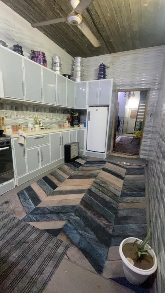 سلام عليكم دار رهينه مساحه 150متر طابقين عنوان شارع المطار الجديد قريب عل شارع استفسار عله رقم ***********
