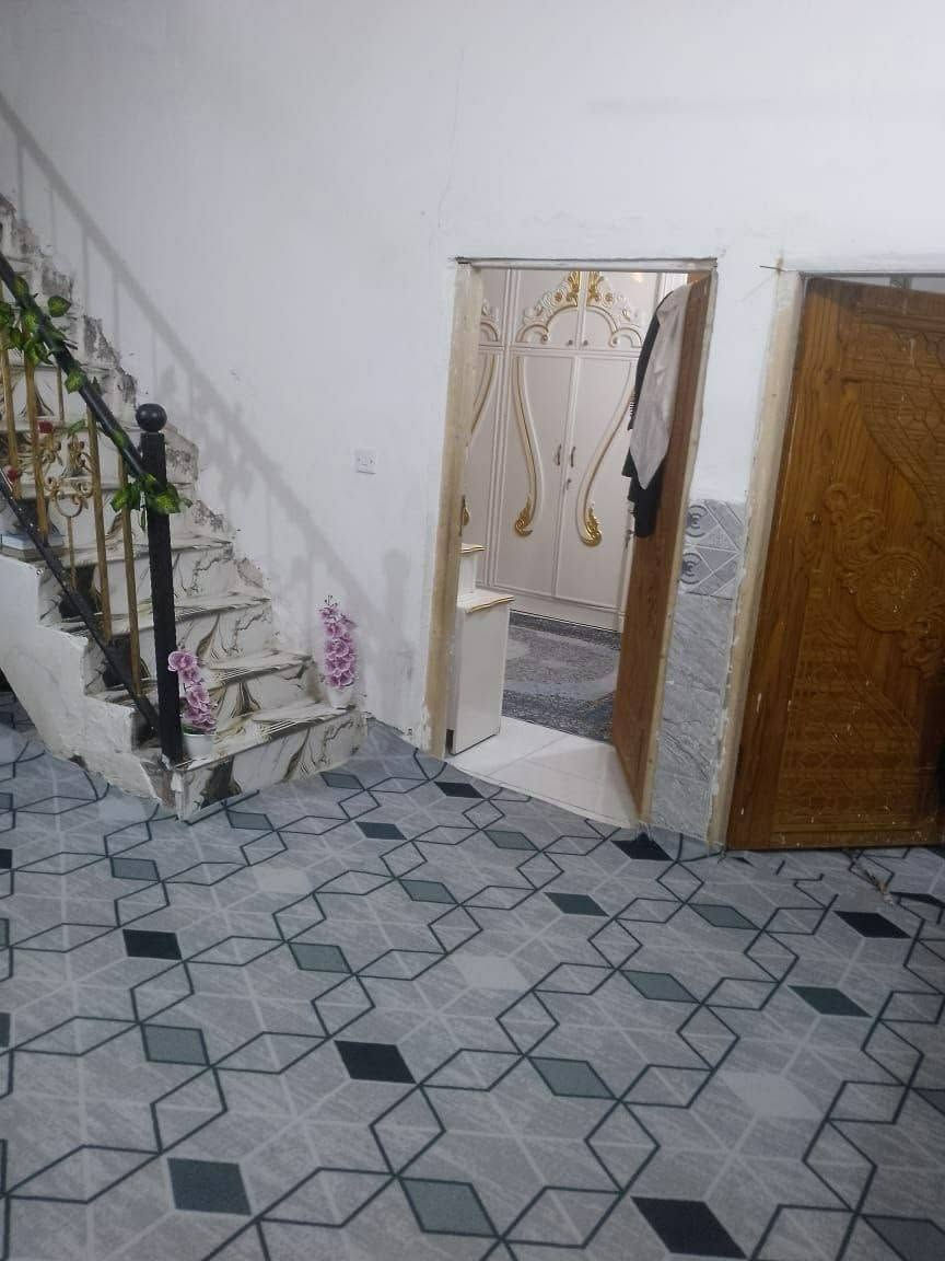 السلام عليكم بيع مستعجل دار للبيع يحتوي على استقبال+صاله+غرفه نوم+ صحيات+حمام خارجي
عگاده وليس صب 
المساحه 109م
قرار 25
العنوان كربلاء گنطره السلام شارع المدرسي قرب المصري
السعر 73
للاستفسار
*********** اتصال+ واتساب
