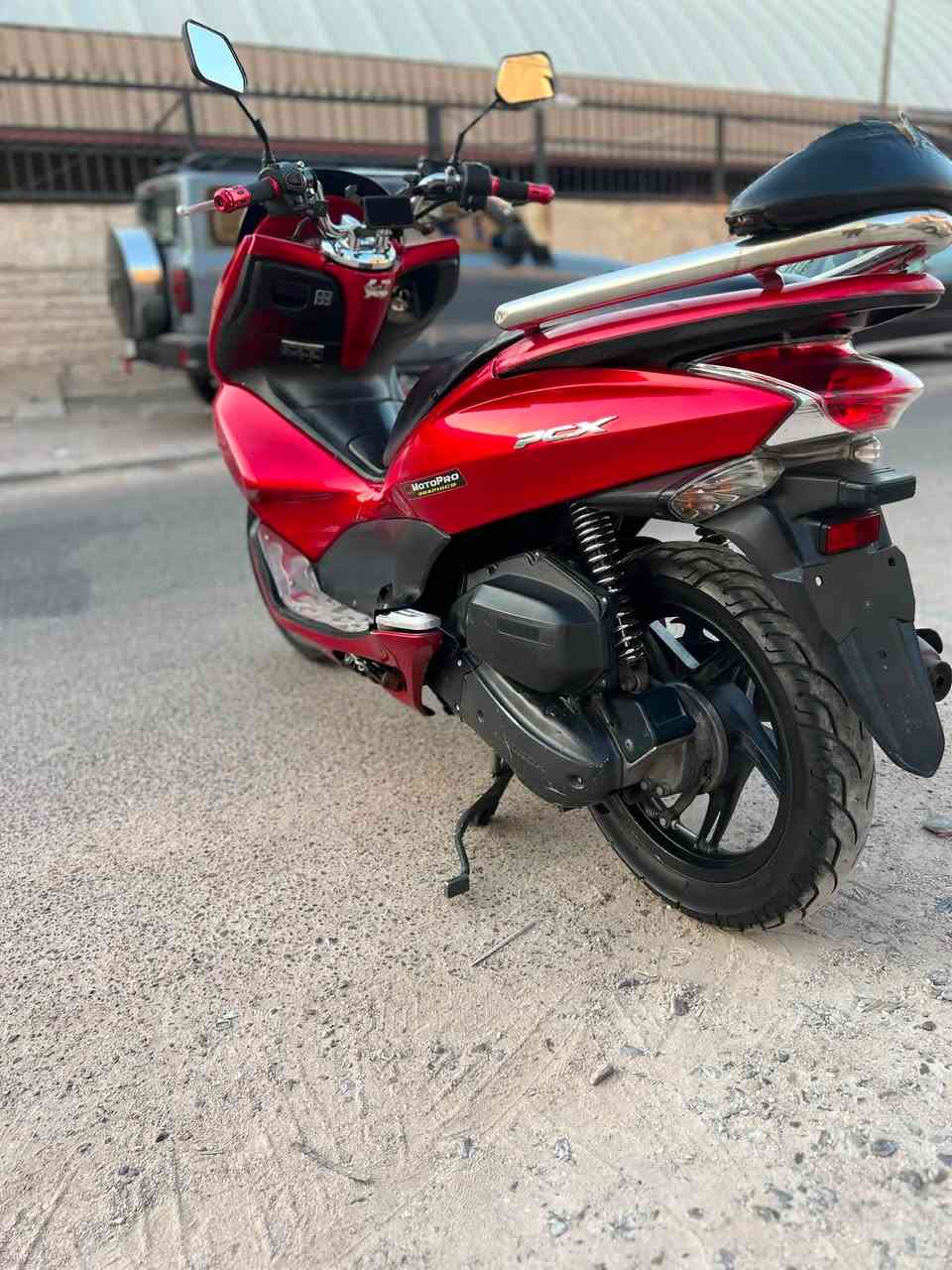 دراجه pcxجيل اول
شرط ابيعلك مضمون  
مكينه 150) حرف (A)
كفرات اصلي  
  دراجة  كلها ابلاديه شرط النضافه دراجهة مال رمبه مال معرض المديل 2016 دراجه  رمبه اوراق موجوده يعني مو مال شارع 
حساس ازدحام سويجات ٢ الدراجه كفاله عامه الدراجه على ايدي شوفت عينك ياباني 🇯🇵 الاصلي جديده مكاني بغداد السعر 1550 وبيه مجال قليل 
اي استفسار بغداد
***********
