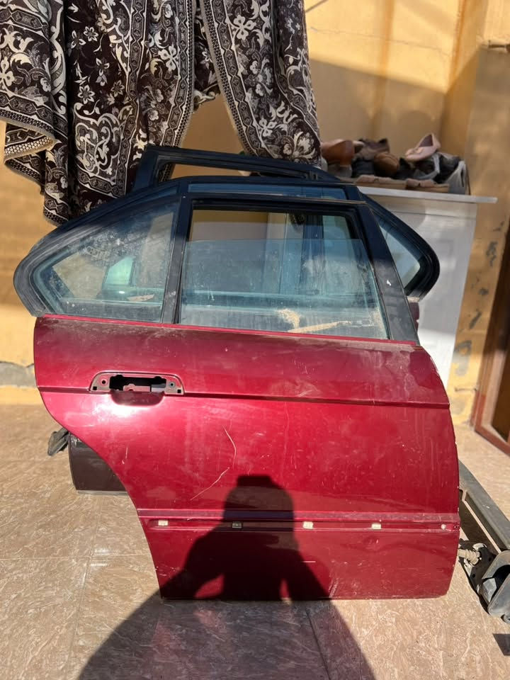سلام علیک برایان
ئەم دەراگایانە بۆ فرۆشتن بەلاش بەلاش 
٣ دانە دەرگای دواوە دانەی ٢٥٠٠٠ 
١ دەرگای سایەق کاملی ئەشیای پێوەیە ٧٠ هەزار
لە ڕانیەم کێ ویستی تەلەفۆن بکات
***********
