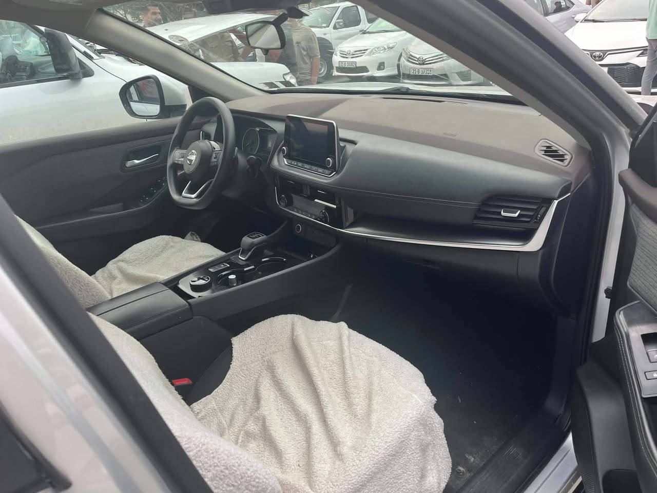 نسيان روج موديل 2022
SV AWD 
ماشية 75000KM
مواصفات دبل أكسل 
رقم اربيل سنوية ل2029
حساسات أمامية وخلفية و جانبية 
ظرر قطعتين صبغ بونيد وجملغ صفحة السايق 
ادامة كاملة 
محرك مفتوح 
كيرومحرك شرط الفحص مابية تبخير
السعر 140بيه مجال 
مكان السيارة سلمانية كلار
رقم الهاتف ***********
