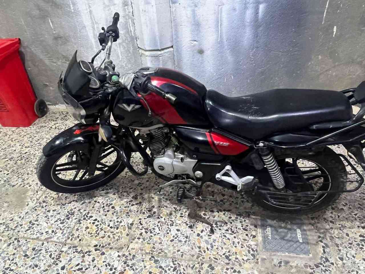 دراجه باجاج V15 سلف
مديل ١٨ اوراق ومكفوله واوراقها موجوده
ما بيها كل عيب تشتغل نكره سلف 
مكاني البصره خور الزبير
لسعر 580 الف وبيها مجال 
*********** الزبير, البصرة
