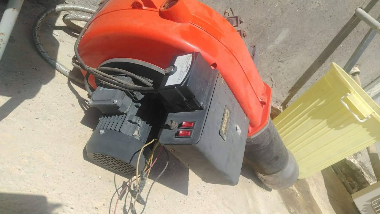 بويلر حراق من شركه Carel
الموديل: SYD-550ZB
الجهد: 380 فولت AC
التردد: 50 هرتز
التيار: 1.55 أمبير
القدرة: 550 واط
___________
السعر مليون وربع 
للاستفسار ***********
