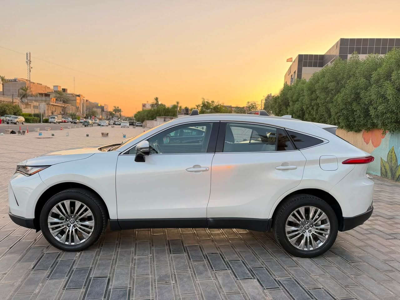 ياالله
السلام عليكم تيوتا فينزا 2024 هايبرد وارد امريكي 
 الفئة: Toyota Venza XLE 2024 2.5L
          حجم المكينه :2500 
المسافه المقطوعه : 10 الف ميل  
           حالة الايرباك : برده
الضرر : صبغ باب وجاملغ خلفي يسرا موضح بالصور

#مواصفاتها 
1.شاشه 
2. قياده ذاتيه
3.كشن السايق ميمري 
4.كشنات كهرباء
5.هندبريك بصمه
6.كشنات جلد
7.ثلاث وضعيات قياده
8.حساسات خلفيه امامي 
9.صندوك كهرباء
10.رادرات جانبيه
11.رادار امامي
12.هيترات بالكشنات 
13.بصمه
14.بصمة ابواب
15.اشاير بالمري
16. ويل كب

 

#السعر 260 مرقم بغداد وبيها مجال  
تفاصيل اكثر هذا رقمي *********** تحياتي 
مكان السياره بغداد
