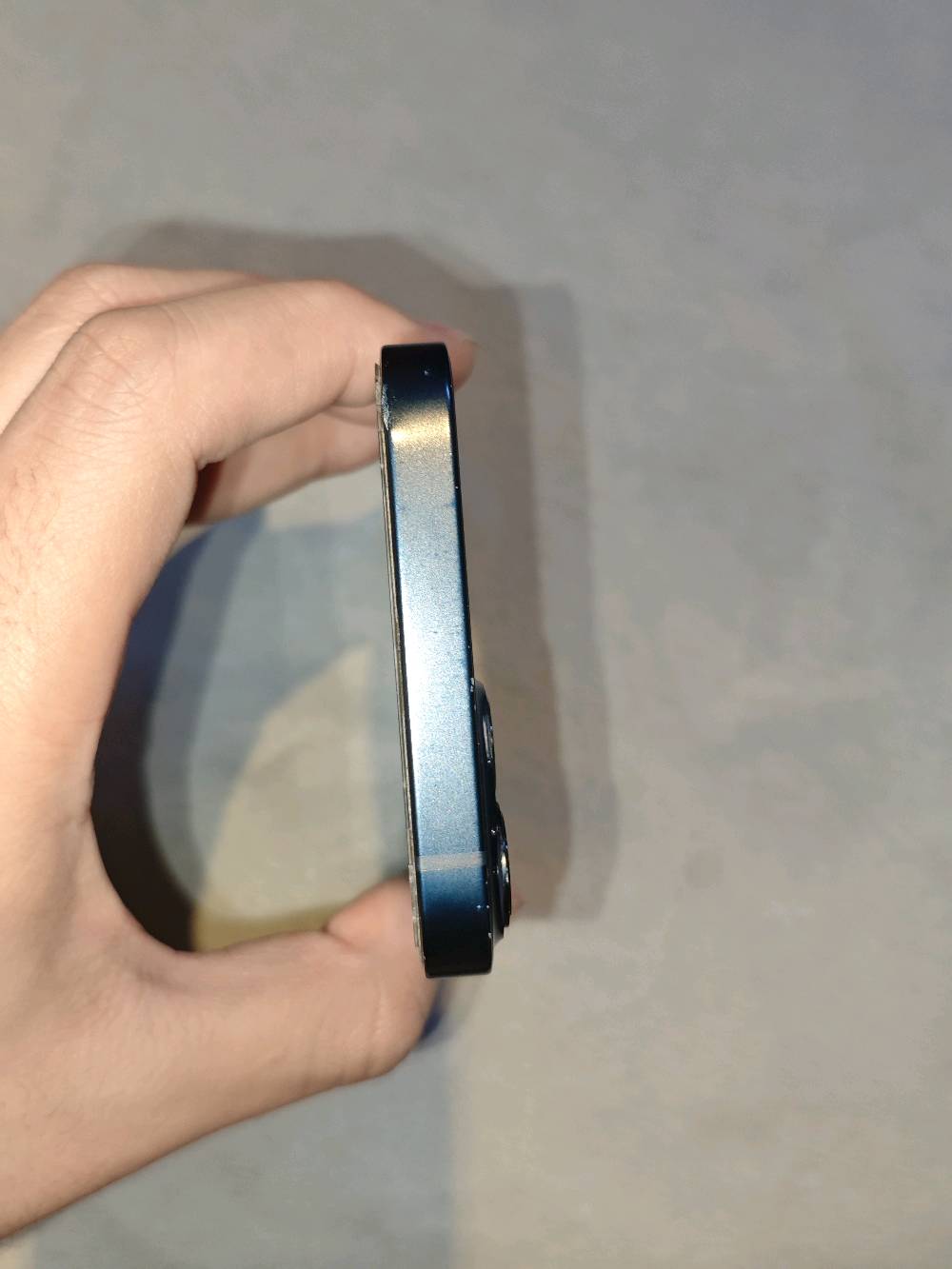 للبيع: iPhone 13 - كحلي مع الكارتونة وملحقاته

الموديل والسعة: iPhone 13 بسعة تخزين 128GB.

الموديل: iPhone 13 - النسخة الأمريكية (MLPF3AA/A)

سنة الإصدار: سبتمبر 2021.

إصدار نظام التشغيل: iOS 26.5.2.

 والملحقات: الكارتونة الأصلية + 2 كفرات حماية.

العرض واللمس: الشاشة الداخلية والألوان واللمس يعملان بشكل كامل.

الأمان: بصمة الوجه (Face ID) تعمل بامتياز وبدون أي مشاكل.

ملاحظات:
الجام الخارجي: مكسور ومفطور من الحواف والزوايا ويحتاج تبديل.
البطارية: صحة البطارية 78% وتظهر رسالة (حالة بطاريتك متدنية جداً / الخدمة).
الهيكل: الظهر نظيف، مع وجود خدوش بسيطة على الإطار الخارجي نتيجة الاستخدام.

السعر 380الف قابل التفاوض