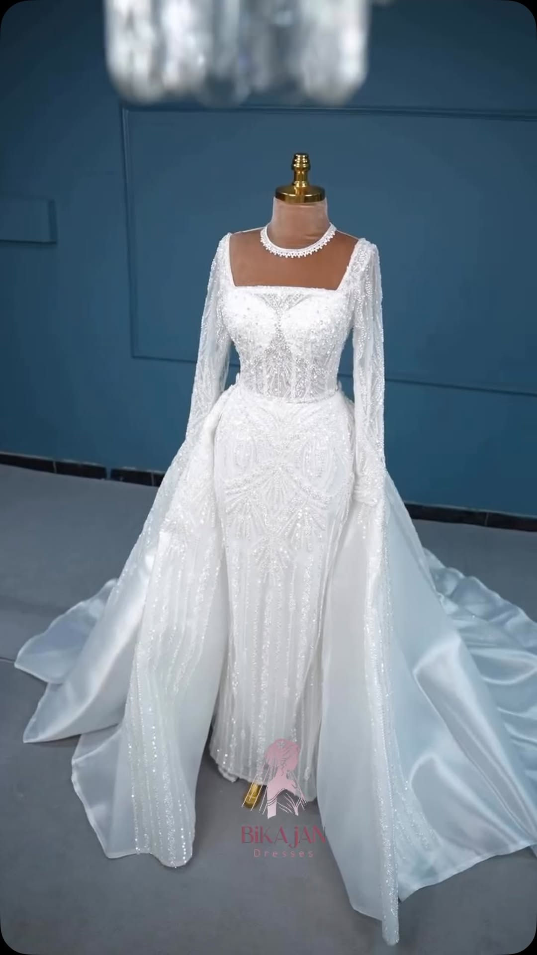 

نص مكتوب في الصور:
- BIKAJAN Dresses