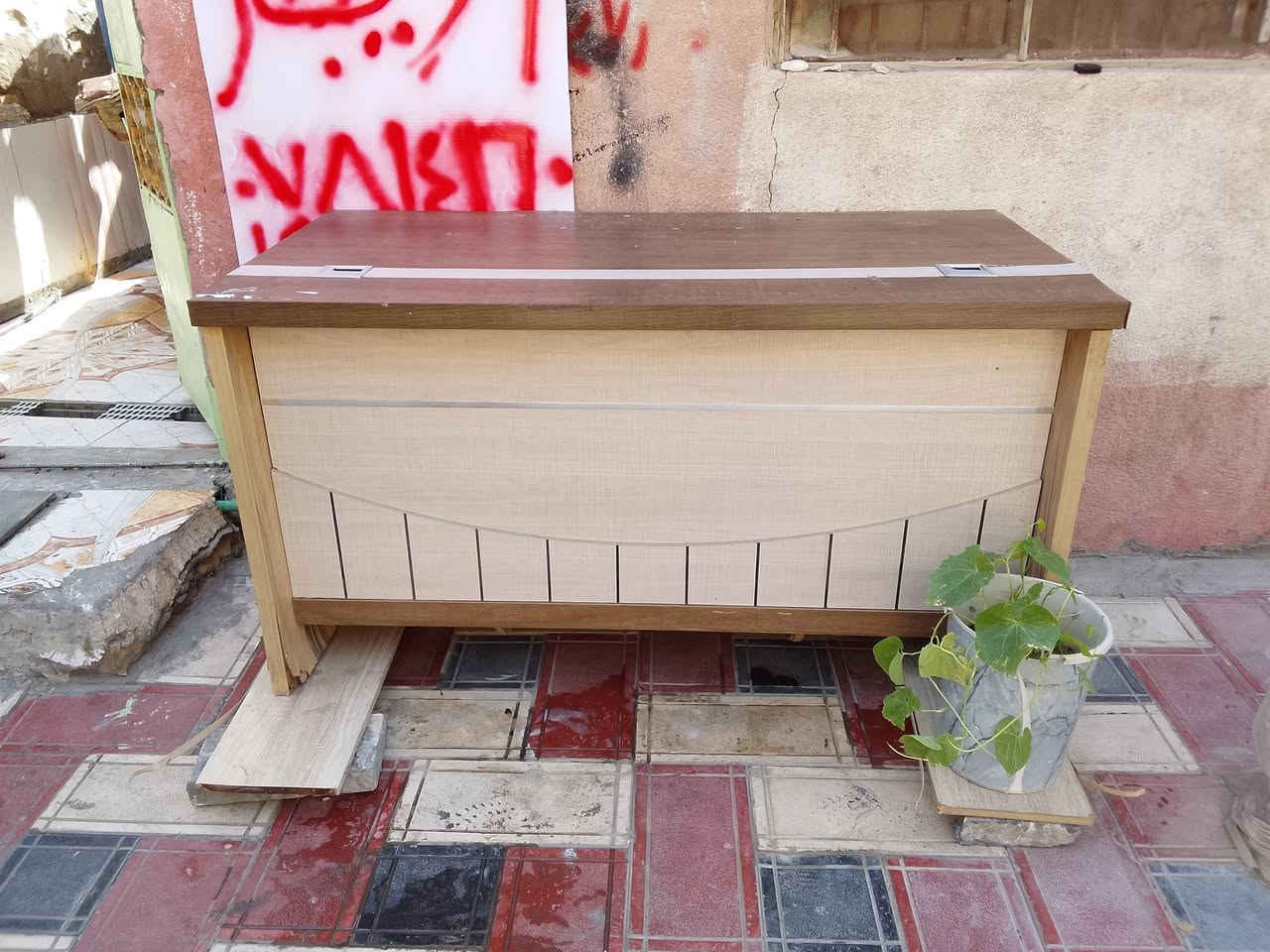 ميز مكتبي حلو ونضيف سعر مناسب تصل على رقم ***********

