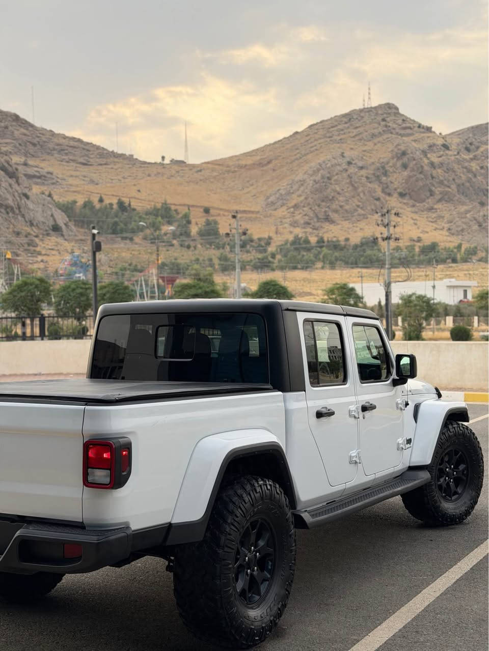 بسم اللّٰه الرحمن الرحيم
بەناوی خودای گەورە 
Jeep gladiator sport 2023 4*4
***********
***********
جێب گلادیتۆر سپۆرت ٢٠٢٣ ٤*٤
سەیارەکە فول فول مواسەفاتە 
دەبل ئەکسل و قفل ئەکسل 
شاشە کامیرا حاسە 
سەقف فایبەر کلاس 
گەڤەری سندوق چەرم پلاکی کارەبا 
مەکینە V6 3.6 
سەیارەکە ٨١ مایل ڕۆشتوە
وەک بۆیاخە سەیارەکە یەک بست لە بۆنیت بۆیاخە 
ئەرباگ بەس سوکان تەقیوە سیستەم کراوەتەوە 
سەیارەکە زۆر زۆر جوانە بی چال و شوخت و قوپ 
سەیارەکە زۆر جوانە گیر مەکینە کارەبای ئەکسل دەبل ئەکسل بەشەرت 
چوار تایەی بیلادی لەگەل دایە 
سەیارەکە رەقەمە بەشەرت وەکالە و بەناو کردن 
ناونیشان ڕانیە حاجیاوا 
ڤایبەر وەتس ئەپ 
***********
*********** السليمانية, العراق
