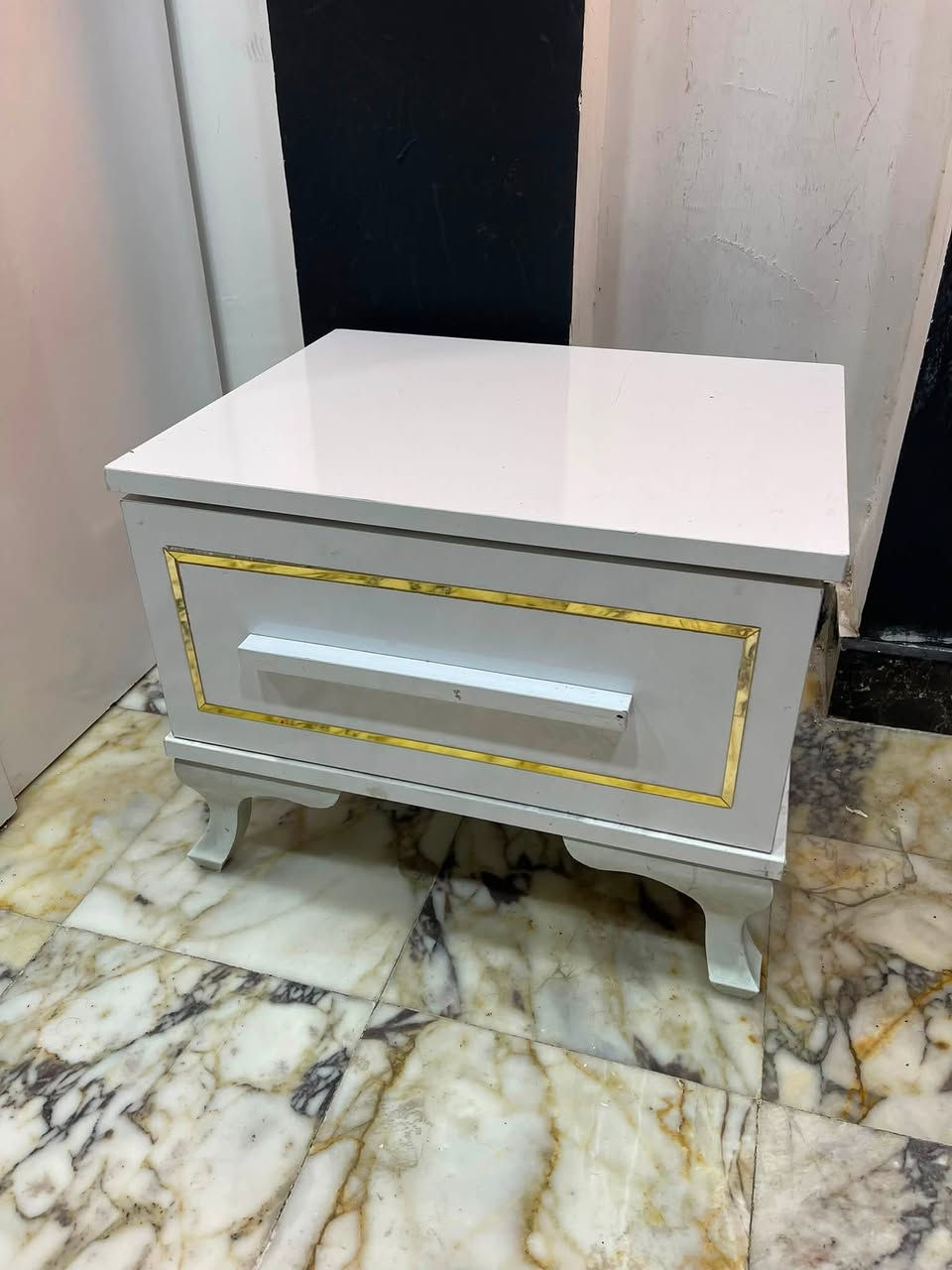 سلام عليكم غرفه نوم مستعلمه جديده كدامكم  نضافه ٩٠ بل ميه بيه جربايه نوع صويا بس الخشبه اب ٦٠ الف ماخذه ضرر بيه بس مجر واحد يرادله بس براغي ممكسور  مال ميز تواليت  سعره ٣٥٠ وبيه مجال مستعجل عله بيعته بسبب ضروف مكاني كاضميه عبد المحسن رقمي بس واتساب *********** متواجد خاص
