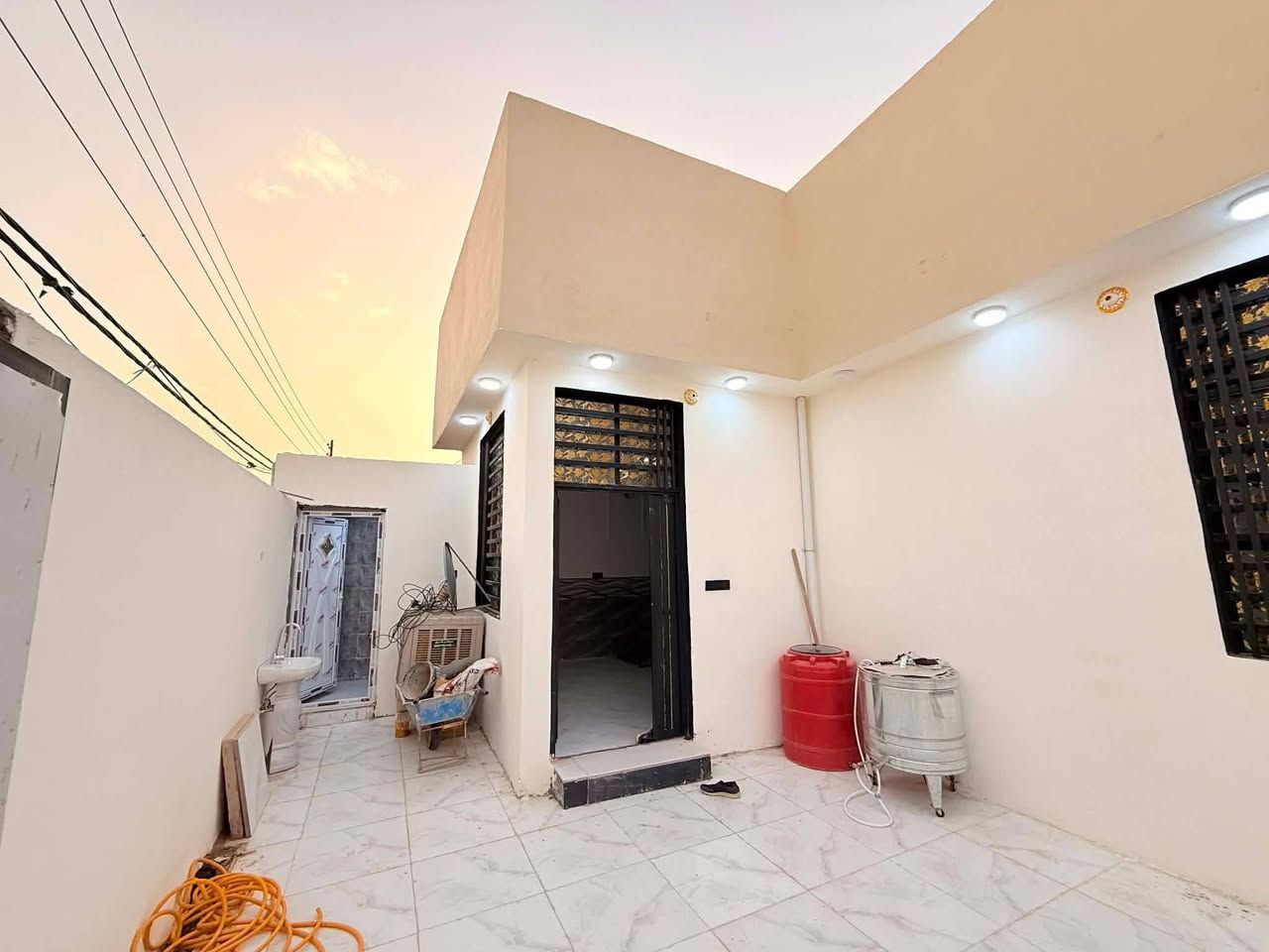 🏡دار للبيع🏡
المساحة: 200 متر
#بسعره مناسب جدا جدا 45 وبي مجال 
 
✅ #طابو_زراعي_سند_25_أقرار_محكمه

#الموقع: النجف شارع كربلاء نجف طريق ياعلي 

 

#مواصفات البناء:   غرفتين نوم / وصاله/  ومطبخ/ واستقبال /  صحيات داخليه وخارجيه 

بناء مرتب (أساس + سقف كونكريت + طابوك)
أرضية بورسلين أبو الـ 60

#الخدمات 
ماء كهرباء مدارس سوق  مولد تبليط بعرض 15 متر 

#للاستفسار والاتصال:
***********
