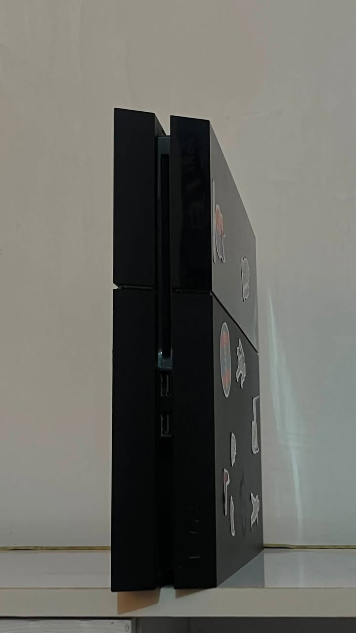 السلام عليكم 
Ps4 fat 500GB
نظيف جدا ما مفتوح ولا داخل صيانه نظافه 99‎%‎
نظام 13.02 تحب تحدث تلعب اون لاين او تنتظر تهكيره ينزل قريبا 
تجي ويا ملحقات كيبل باور + HDMI + كيبل مغناطيسي شحن جوستك + جوستك لون اسود 
متوفر توصيل جميع محافظات العراق فحص امان المندوب 
اذا ريالي اشيلك الستيكرات اذا برشلوني ابقيهن 😂
السعر 220 الف وبي مجال 
***********

