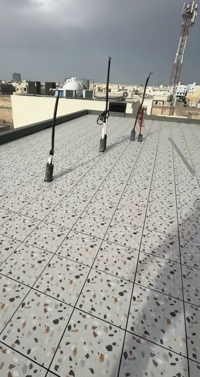 عليك بس اتصل🏘️ *********** 🏘️ مسافت 🚶 الطريق  شغل درجه أولى عمل للسطوح حفاض من المطار  🌧️ و الرطوبة اخف من اشتايكر بنسبه الوزن سراميك الحامضي وزنه كلش خفيف  سعره مناسب
