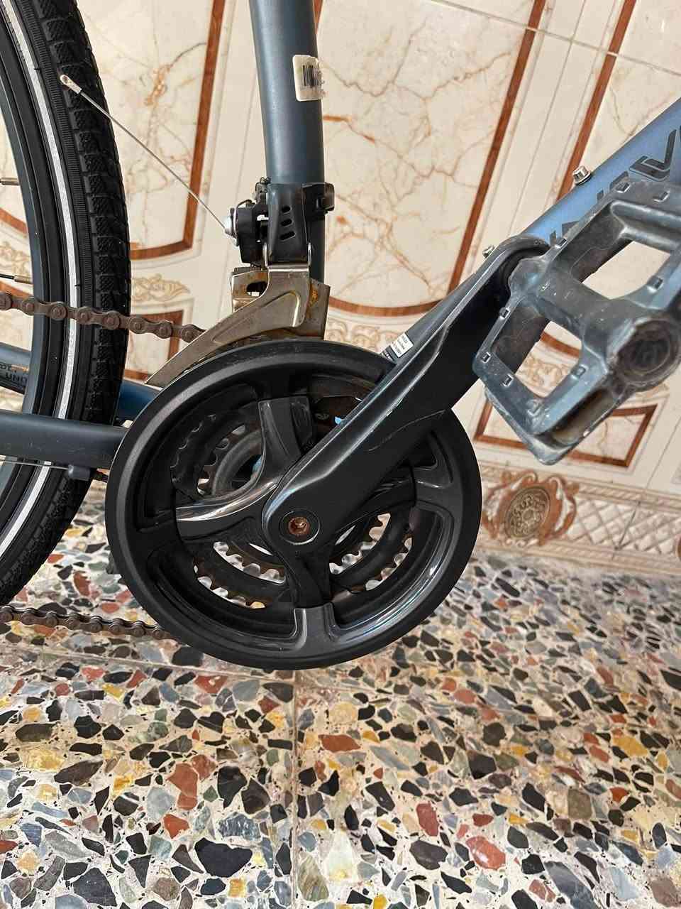 للبيع دراجة Viega Maxima Sport هايبرد*
*الحالة*: مستعملة نظيفة جداً

*المواصفات:*
- *الماركة*: VIEGA أمريكية
- *الموديل*: Maxima Sport - MODEL: 87774
- *سنة الصنع*: 2021 - تجميع Tianjin 
- *النوع*: هايبرد Hybrid للشارع والمدينة والرياضة
- *حجم الفريم*: XL - Extra Large للطول 185سم وفوق
- *الاطارات*: للشارع، داعم أمامي بسيط
- *الفرامل*: دسك بريك امامي + خلفي
- *الجير*: Shimano Tourney TZ 21 سرعة
- *المقود*: مستقيم Flat Bar مريح
- *الفريم*: المنيوم خفيف

*ملاحظات*:
الدراجة غير مصممة للجبال Off-Road. للاستخدام اليومي والتنقل والرياضة فقط.
الدراجة جاهزة بدون اي عطل.

*السعر*: 300,000 د.ع وبيها مجال بسيط
*المكان*: بغداد الشعله 
للتواصل ***********
