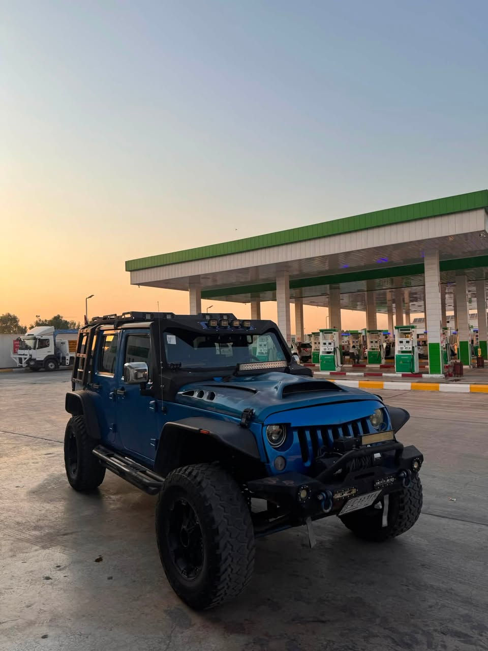 🚨 للبيع رانكلر 2016 — مواصفات وتعديل مميز جدًا 🚨
🔹 النوع: Jeep Wrangler
🔹 الموديل: 2016
🔹 اللون: أزرق مميز 💙

السيارة عليها تعديلات وتجهيزات قوية، منها:

🔧 التعليق والتجهيز الخارجي:
• ترفيعة Fox بمواصفات 3.5
• دبل ستيرن Fox
• دعامية أمامية حديد معدلة ماركة Poison Spyder
• ونچ سحب
• دعامية خلفية حديد معدلة
• حامل سبير ماركة Poison Spyder
• دوسات حديد Poison Spyder
• بنيد Top Fiber
• سباية Poison Spyder
• فندرات Top Fiber وعليها تفاصيل وتعديلات هواية

💡 الإنارة والتجهيزات:
• دكم تشغيل وإنارة
• داخلية معدلة لونها بنفس لون السيارة
• شاشة Sport بنظام Android

📌 ملاحظات السيارة:
• حادثها سابقًا بأمريكا، والباب موجود بالصورة
• بيها طخة بالعراق بالجام الخلفي
.مبدل مكينه نظيفه وصافيه جدا

السيارة بيها تفاصيل وتعديلات هواية، ومناسبة للي يحب الرانكلر والتعديل المميز 🔥

📞 السعر: 185 وبيها مجال 
📍 الموقع: بغداد
📱 للتواصل: ***********

البيع للجادين فقط.
