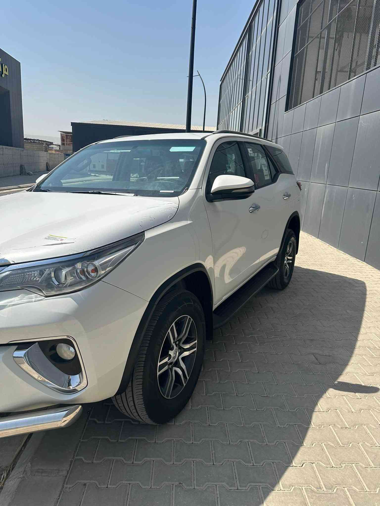 سلام عليكم
موديل ٢٠٢٠
مكفوله من بارد تبديل وصبغ
محرك كير تبريد صدر باتري مكفوله 
فور ويل
٧راكب
مكان سيارسليمانيهً

سلاو 
موديل ٢٠٢٠
دبل اكسل
بي بوياغ و ساردو كرانه وه 
شوين سليماني
***********
