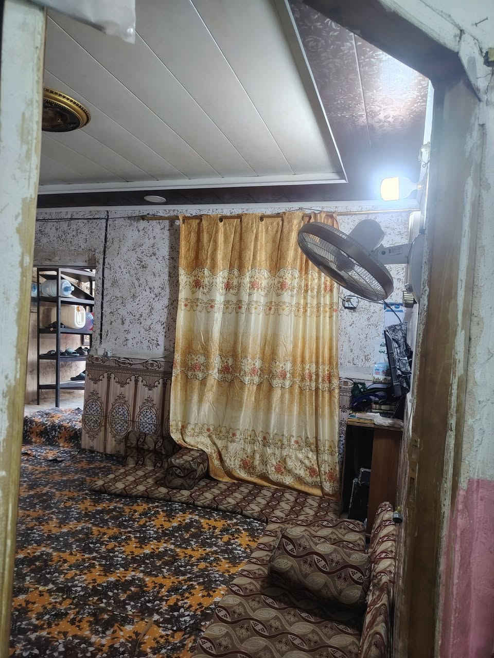 السلام عليكم بيت للبيع المساحه 100 متر يتكون من غرفه وصاله وستقبال ومطبخ بجيهت الطاقه بشارع الحجه فوك النص السعر 20 وبي مجال التواصل *********** بي واتساب
