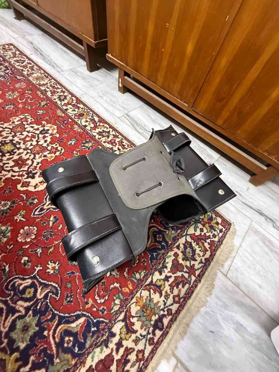 جنطة هارلي جديدة غير مستعملة 
خوذة لا فطر لا كسر بس شخوط ناقصها صبغ 
ثنينها 85 وبيها مجال مكاني بغداد العزالية 
رقم ***********
