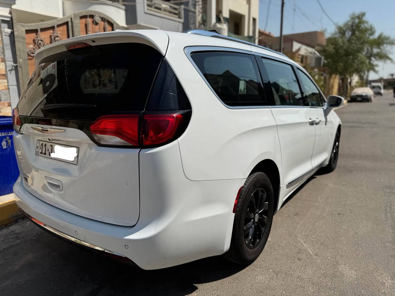 السلام عليكم كلايسلر باسفكا 
كرايسلر باسفيكا موديل 2018 ابيض بغداد كامل tuoring L مواصفات كير ومكينه كفاله 
 ماعده الفتحة""
سنويه وهزة جديدة لل2030

حادث موضح بالصور والسونار بالصور قطعه وحده بدون دواخل

الرقم : بغداد  خصوصي..
- محرك 6 سلندر 3600
- ويل كب حجم 17
- كار بلي
- بصمة للأبواب الاربعة مع بصمة للجنطة
- حساسات خلفية اصل
- كاميرا خلفية اصل دوارة مع الستيرن
- حساسات الاجتياز الجانبية
- كشافات دعامية اصل
- بصمة تشغيل وتشغيل عن بعد
- قبق الجنطة  شفط
- ابواب جانبية كهربائية الحركة متعددة الفتح والغلق
- كشنات جلد اسود
- -تحكم كهربائي متكامل لمقعد السائق
- تحكم ستيرن جهتين مع مجموعة ايعازات
- شاشة دشبول كبيرة تحتوي مجموعة من الايعازات
- السيارة 7 راكب مع 3 قطع تبريد
- رادار جانبي 
- توقف ذاتي عند الرجوع .
-نضام صدمه

 السعر 178 وبيها مجال

مكان السيارة الصويرة 

للاستفسار الاتصال على  ***********
