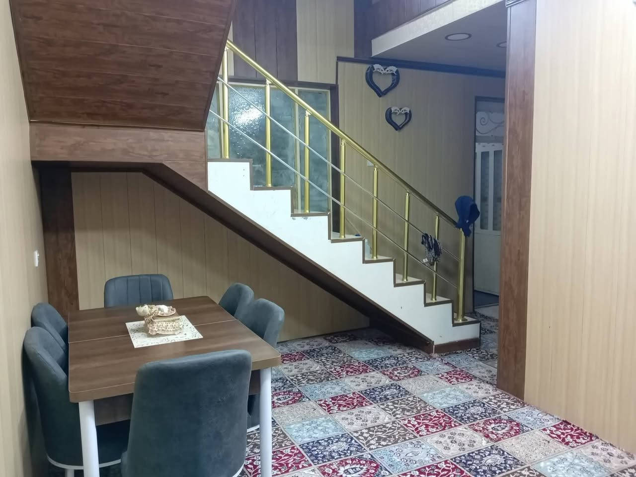 بيت للبيع ب جبراوه مساحه 200 متر بيه غرفه نوم و هۆل داخلي و استقبال 6طول عرض 5 مطبخ حار و بارد بيتونه كبيره حديقه خارجيه و حديقه داخليه على الشارع الرئيسي السعر 35م ***********
