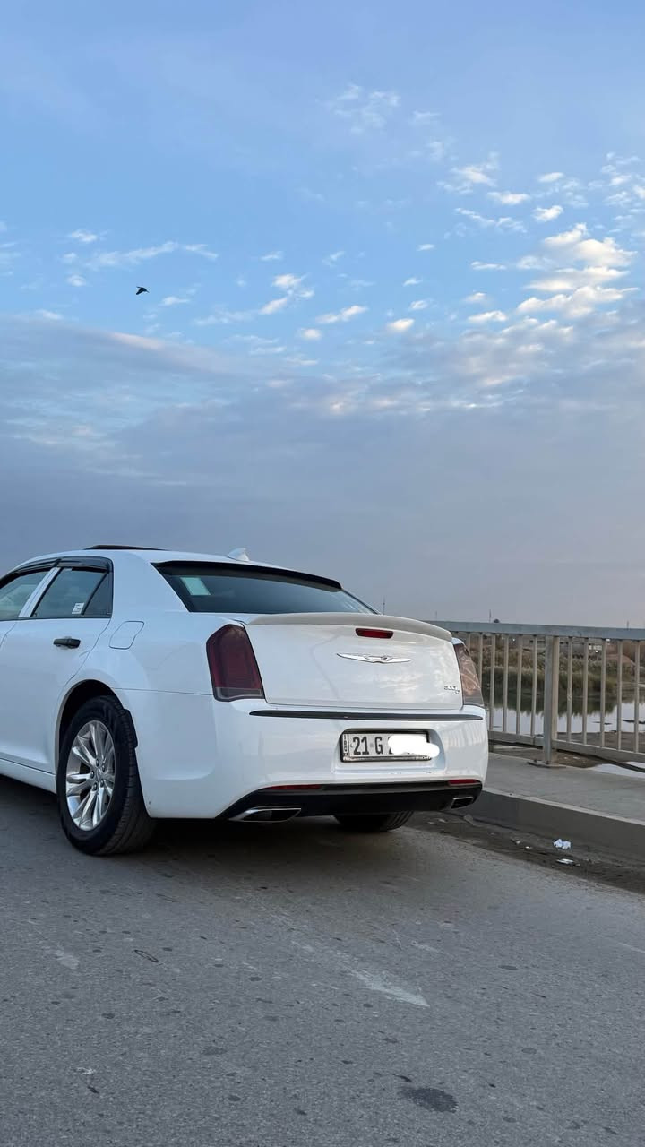 كلايسلر 300C موديل 2017  السيارة فول مواصفات ماعدا الحساسات والرادار
اللون  ابيض 
: اوف وايت  اللون الداخلي
: 124,000 ميل رقم سليمانية جديد

الحالة:
كفالة عامة 
السيارة كلين تايتل
بيها تلحيضات بسيطه PDR فقط بدون صبغ

المكينة والگير مكفوله 
سنوية جديدة وتحويل مباشر
المواصفات:
بصمة تشغيل
تشغيل عن بعد
كاميرا خلفية
سقف بانوراما
كشن جلد
كشن كهرباء
تدفئة +تبريد كشنات أمامي 
تدفئة كشنات خلفي
ستيرن هيتر +كهرباء + شفتات
خزن وضعيات الجلوس + المري + الستيرن 
كير موس 
ويلات البلادي حجم 18 
شاشة كبيرة 
كار بلي 
دعامي أمامي دبل ليحه فات S
+ وياه دعاميه البلادي فات C بحاله جيده جداً 
بردة كهربائي خلفي بيلاد تنزل اوتو مع البك 
+مري قلاب مع البيك اوتو 
لايت زينون زرع عدسات اكبر من البلادي من دكتر لايت معروف شغله 
حداديه كامله بحاله جيده جداً 
اي نقص بالسياره ماكو 
رقم صاحب السياره
***********
