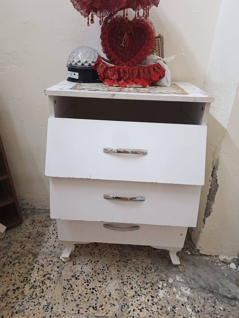 السلام عليكم غرفه تركيه للبيع بدون صوميا بيها أضرار بالمجرات بدون سجج والكنتور بيه ضرر خفيف سعرها 80 قفل مكانها حي الجهاد يم جامع النور ‏‪***********‬‏
