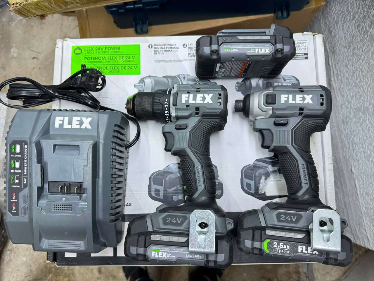 سلام عليكم اخوان
متوفر كت FLEX فليكس امريكي مستخدم كلش قليل بعده جديد 
3 بطاريات وشاحن فاست جارج 
الشراي ايراسلني او يتصل 
توصيل متوفر 
*********** واتساب
