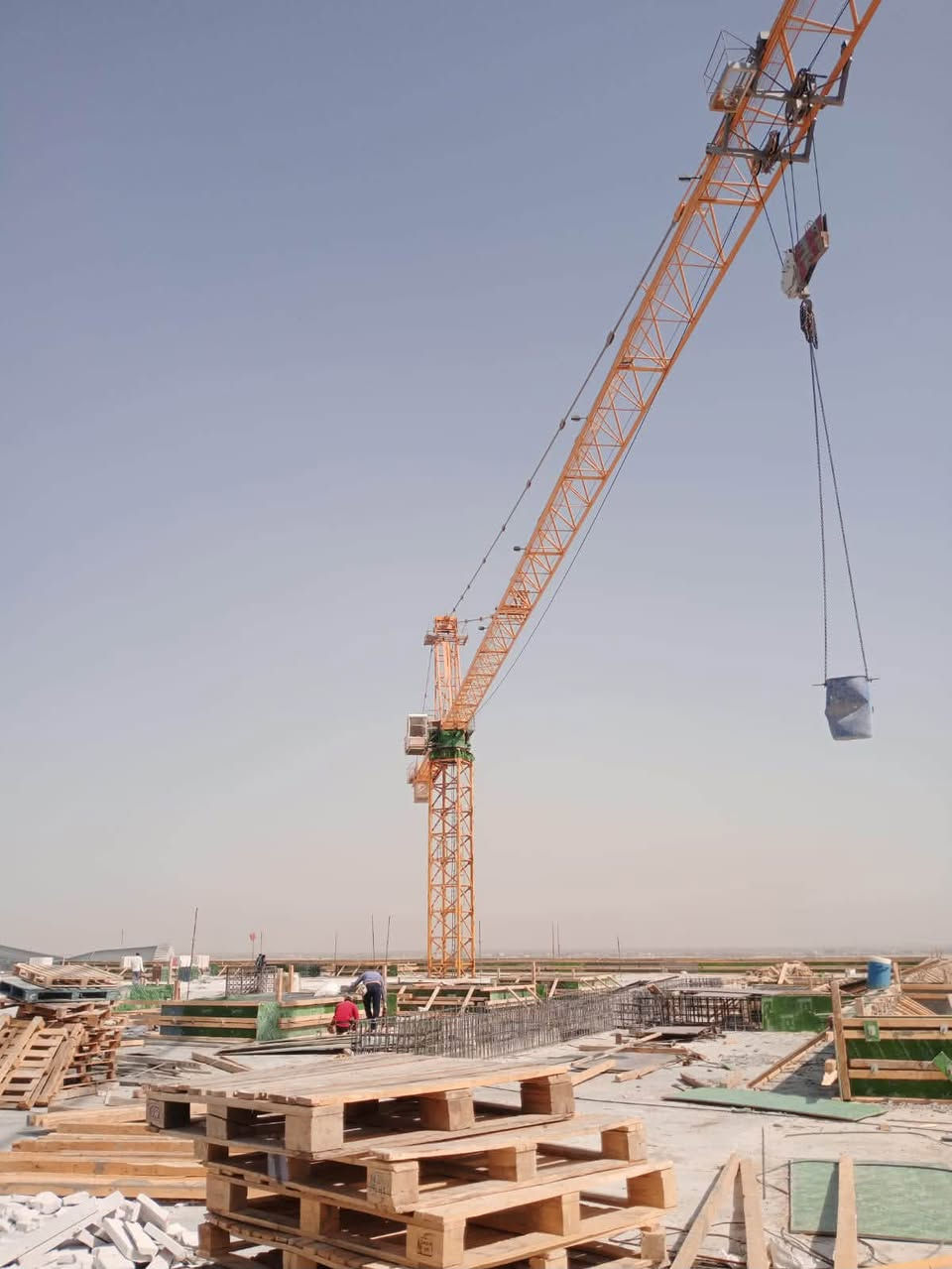السلام عليكم
للبيع :- 
تاور كرين رومندي إيطالي موديل 2006
وزنه بالمركز ١٤،٥ طن 
طول الجب ( الذراع ) ٧٧،٥ م
نهاية الذراع يحمل ٢،٥ طن
ارتفاعه ٣٠ م
غرفة السايق كامله مع سبلت 
شغال مابيه اي عطل وخاضع لشروط السلامة والفحص
الموقع : محافظة كربلاء 
للاستفسار عن السعر وباقي التفاصيل الرجاء الاتصال على الرقم أدناه 
***********
مهندس محمد
