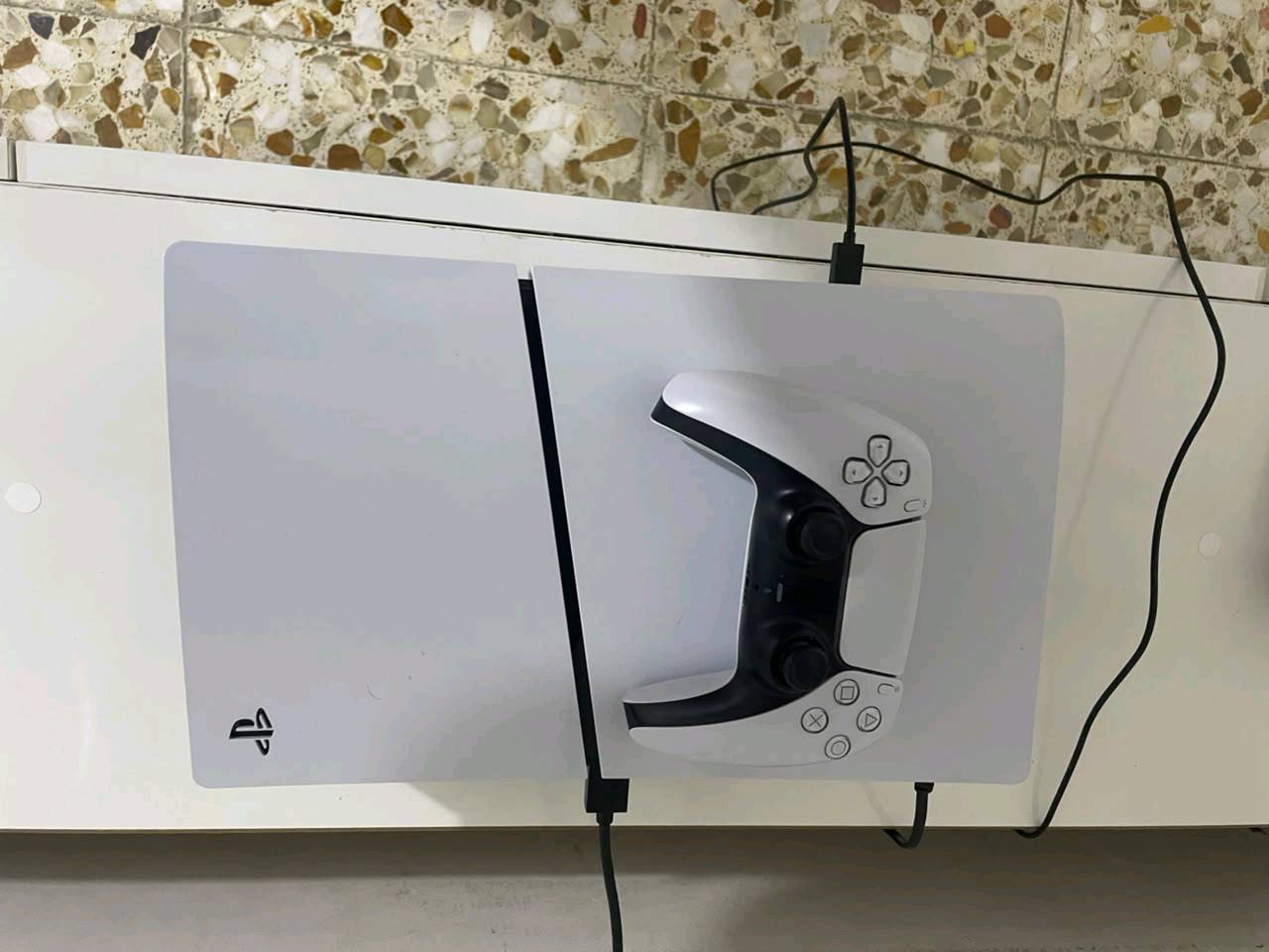هذا بلي 5 سلم فول نضافه صار 4 اشهر من اخذته + ملحقات جوستك 1 فقط السعر 820 الف نضافه فول  لا داخل صيانه ولا مهكر جهاز جديد كارتونه 🙏🏻💯***********