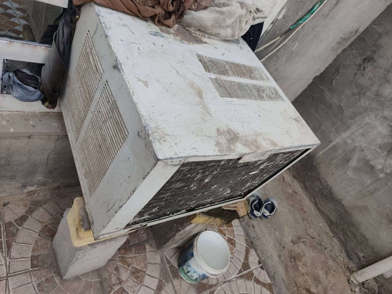 السلام عليكم مكيف لاصلي  نضيف وثلج تبريده السعر ١٢٥ وبي مجال قليل مكاني الحمزه الغربي  ***********
