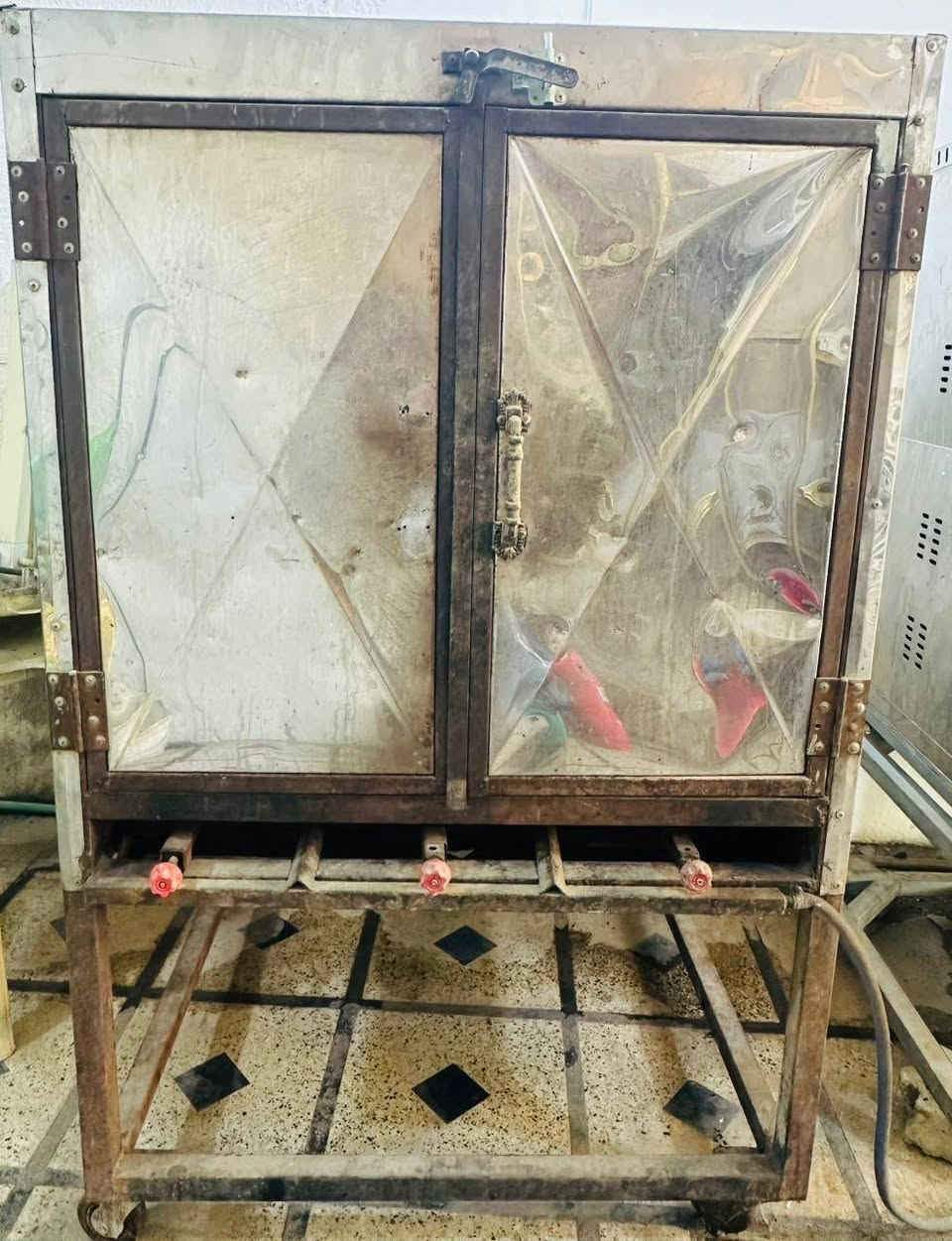 معمل لإنتاج كافة
الحلويات والمعجنات 💲 للبيع 💲 
يحتوي المعمل على فرنين أحدهما غازي كهربائي طبقي ✅
والآخر غازي فقط ✅ 
 ويوجد ميز عدد ٢ ( تزكا )✅
بالإضافة إلى طاوليات بقلاوة عدد ٤٠✅ وكذلك طاوليات كعك ٤٠ ✅
ويوجد عربات عدد ٢ ✅
وقدور شيرة الحجم الكبير عدد ٢✅
ونشابات بقلاوة عدد٢ ✅
وشيبك عدد واحد✅
وتوجد صواني زنود الست عدد ٥✅ 
الفرن بحالة جيدة جدا💯 
كما موضح أمامكم في الصور

            📌 الموقع📌
 ديالى/ بعقوبة/ قرب كراج بغداد القديم
مقابل عمارة مكي الباوي 
للاستفسار والمعلومات الاتصال على الرقم
***********
