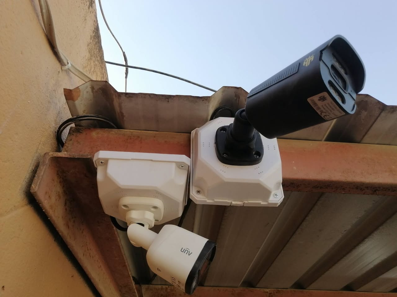 � تنصيب كاميرات مراقبة بأعلى جودة واحترافية 🎯
🔧 نُعلن عن تنفيذ أعمال تنصيب كاميرات مراقبة في مواقع متعددة في واسط وبخبرة عملية مضمونة!

💼 خدماتنا تشمل:
✅ دراسة الموقع واختيار أفضل نقاط التغطية
✅ تنصيب كاميرات HD بأنواعها
✅ ربط الكاميرات على كافة انواع الجهزة 
✅ ربط النظام على الهاتف والمراقبة عن بعد
✅ صيانة وتحديث الأنظمة القديمة
✅تجهيز المواد الازمه من الكامرات  
📍 شغلنا يشهد إلنا بمجمعات سكنية ومحلات ومنازل وشركات
🔒 نضمن لك الحماية، الوضوح، والمتابعة المستمرة
اليوسف لكاميرات المراقبة 
الموقع موصل حي الرسالة قرب التفك لايت
التواصل واتساب و اتصال 
***********
***********
🌟 خلي عينك على كل شي… واحنا نساعدك ترتاح
