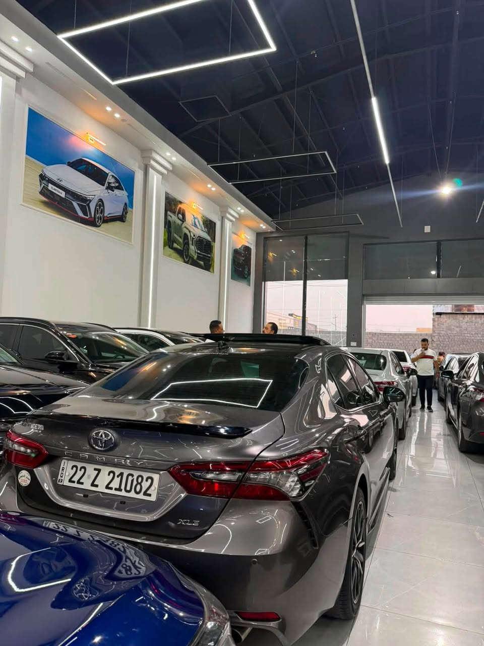 كامري 2023 "XLE plus"
حبايب مواصفات السيارة نفس مواصفات الـxse بل ضبط 
يعني هاي السيارة اعلى اعلى مواصفات بل كامري بدون اي نقص والسعر تنافسي 🔥
( الرقم للتواصل والاستفسار "نور : ***********" )
موقع السياره : اربيل داخل معرض منذر الدليمي 
مواصفات السيارة ⬇️

المواصفات الخارجية

* محرك 2.5 لتر 4 سلندر (I4)
* ناقل حركة أوتوماتيك 8 سرعات
* جنوط ألمنيوم 18 إنج
* سقف بانوراما كهربائي
* مصابيح LED أمامية وخلفية
* إضاءة نهارية LED (DRL)
* إشارة بالمرايا الجانبية
* مرايا كهربائية مع تدفئة
* حساسات أمامية وخلفية
* كاميرا 360 درجة (حسب التجهيز)
* رادار أمامي
* فتح الشنطة كهربائياً
* الدخول الذكي بدون مفتاح (Smart Key)
* تشغيل السيارة بالبصمة (Push Start)

المواصفات الداخلية

* مقاعد جلد فاخرة
* تبريد وتسخين للمقاعد الأمامية
* مقعد السائق والراكب كهربائي
* حفظ وضعية مقعد السائق (Memory)
* شاشة عدادات رقمية 12.3 إنج
* شاشة وسطية 12.3 إنج
* عرض المعلومات على الزجاج الأمامي (Head-Up Display)
* شاحن لاسلكي
* Apple CarPlay وAndroid Auto
* نظام صوتي JBL (حسب الفئة)
* تحكم بالمكيف ثنائي المناطق
* إضاءة داخلية محيطية
* مقود جلد متعدد الوظائف
* مثبت سرعة راداري ذكي

أنظمة الأمان

* Toyota Safety Sense
* رادار مانع التصادم الأمامي
* تحذير الخروج عن المسار مع المساعدة على البقاء فيه
* مثبت سرعة متكيف (Adaptive Cruise Control)
* مراقبة النقطة العمياء (Blind Spot Monitor)
* تنبيه حركة المرور الخلفية (Rear Cross Traffic Alert)
* قراءة إشارات المرور
* مساعد الإضاءة العالية
* نظام الثبات الإلكتروني
* نظام منع الانزلاق
* 10 ايرباكات
