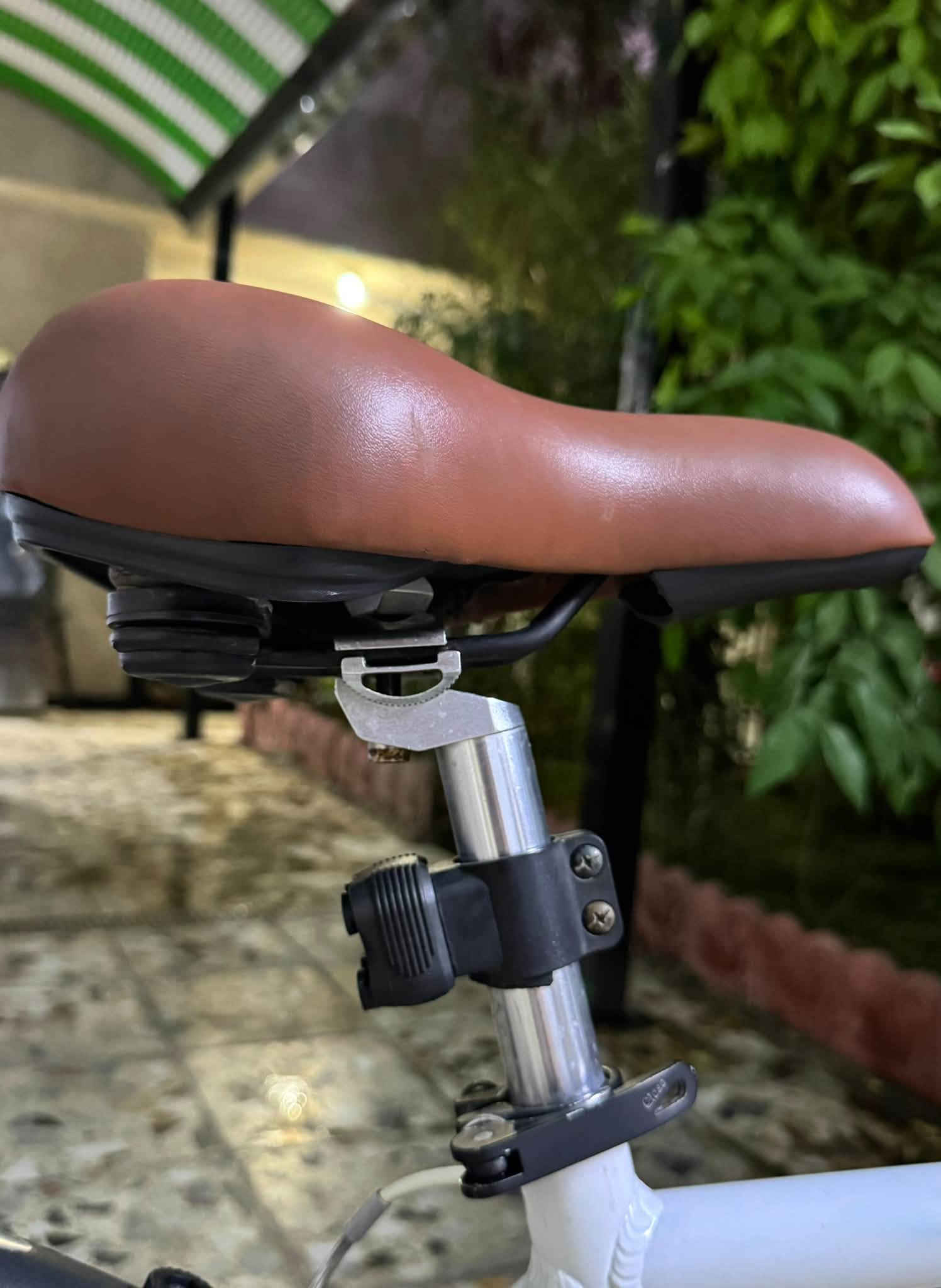 السلام عليكم بايسكل c700 نظافه٩٩٪؜💥وبسعر جداً مناسب🔥🔥فريم لارج 🚴🏻‍♂️🚴🏻‍♂️
‏WEEKEND BIKES - وهي ماركة يابانية مشهورة بدراجات المدينة الكلاسيكية
الرقم التسلسلي للشاصي الظاهر: 121B0360
المواصفات الكاملة:

1. الهيكل (Frame):
•  النوع: دراجة مدينة - City / Urban Bike - كلاسيك
•  المادة: ألمنيوم خفيف الوزن - خالي من الصدأ
•  اللون: أبيض لؤلؤي
•  التصميم: فريم كلاسيكي مستقيم مريح للظهر

2. نظام القيادة (Groupset):
•  عدد السرعات: 7 سرعات خلفية
•  ناقل الحركة الخلفي: Shimano Tourney ياباني أصلي
•  شفترات السرعة: Shimano Trigger شفترات ضغط أصابع

3. نظام الفرامل (Brakes):
•  النوع: فرامل V-Brake
•  الماركة: Tektro ألمنيوم أصلي - قوية جداً
•  مقابض الفرامل: ألمنيوم فضي

4. العجلات والإطارات (Wheels):
•  مقاس العجلة: 700C × 32 - مقاس 28 إنش - المقاس الأكثر انتشاراً والمريح
•  الطوق (الرنكات): ألمنيوم فضي خفيف
•  الهب الأمامي: دينمو هب - Dynamo Hub لتوليد الكهرباء للإنارة تلقائياً بدون بطاريات

5. الإضافات والاكسسوارات:
•  المقود: مستقيم - Flat Bar - مريح مع قبضات جديدة أبيض وأسود
•  الكرسي: كرسي عريض ومريح جلد لون بني فاتح - كلاسيكي مع سبرنكات لامتصاص الصدمات
•  عمود الكرسي: ألمنيوم مع قفل سريع لسهولة تعديل الارتفاع
•  إنارة أمامية: لايت LED يعمل على الدينمو + عاكس ضوئي

🟡 السعر ١٦٥ قفل 🔥🔥مكاني بغداد الأورفلي 

☎️رقمي ***********
