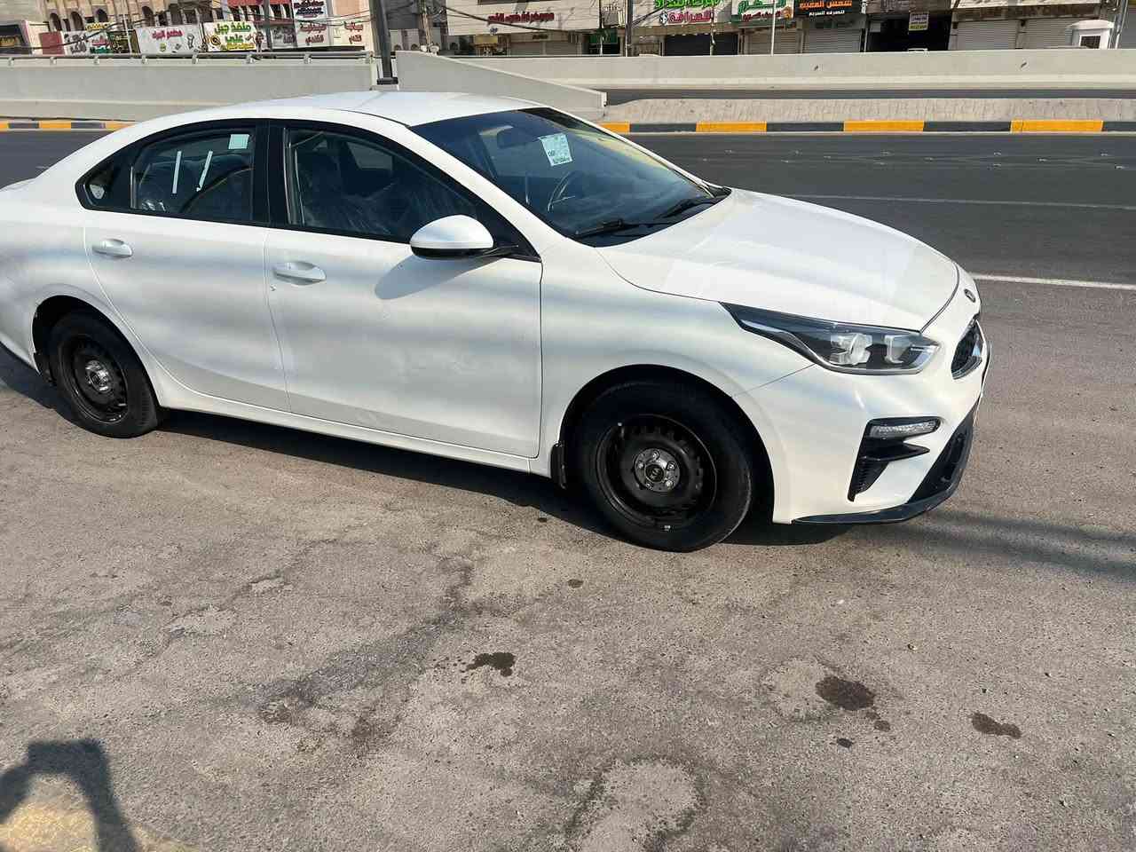 السلام عليكم للبيع كيا سيراتو خليجي موديل 21رقم اربيل شرط تحويل وكالة مكينه 1600كير كفاله صار بيه حادث بل عراق بنيد جاملغ صبغ وحالين بيه ملاحظات بسيطه تبريد ثلج ماشيه 91حقيقي شراي يتصل سعره 118ورقه بيه مجال حك جيه مكاني بغداد*********** يتصل اعتذر عل مراوس
