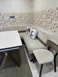 كورنر مع ميز طعام حالته ممتازه لايوجد بي اي ضرر مشتري قبل شهرين من معر...
