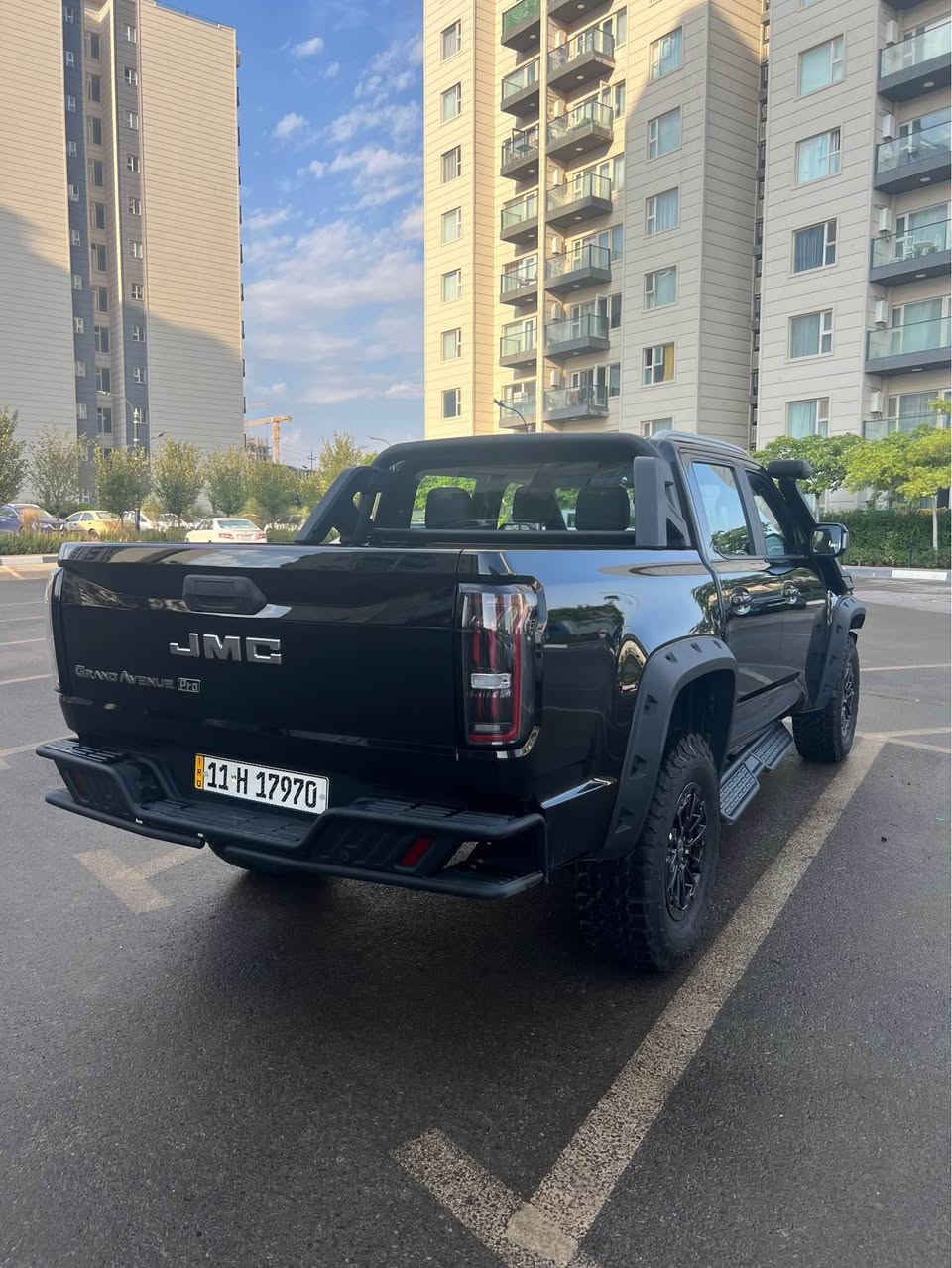 JMC گراند اڤينيو پرو/ داداو 
الراپتور الصيني 
محرك اربع سلندر توربو 2.3 ecoboost نفس محرك الفورد رينجر 
بقوة 285 حصان 
گير  أوتوماتيك ٨ نمرة ZF
دفع رباعي و قفل الإكسل هم موجود
بيه مواصفات هواية 
نضام صوت ٧ سماعات ويا apple carplay android auto
تحكمات ستيرن 
كشنات جلد ويا تبريد و التدفئة 
٦ وضعيات قيادة 
السيارة كلين بدون صبغ بيها بس ضربة خفيفة على الدواسة جهة اليمنى 
السيارة صفر عراق من الوكالة 
ماشية ١٧٠٠ كيلو فقط 
رقم بغداد و جاهزة للتحويل 
مكان السيارة سليمانية 
السعر ٣٠٠ ورقة يعني ٥٠٠٠ دولار ارخص من سعر الشركة 
للاستفسار ***********

JMC Grand Avenue pro/ Dadao 
ڕاپتۆری صینی
مەکینە ٢.٣ ئیکۆبووستی فۆرد هەمان مەکینەی فۆرد ڕەینجەر 
هێزی ٢٨٥ هۆرسپاوەر 
گێڕی ئۆتۆماتیکی ٨ نمرەی ZF
دەبڵ ئەکسلە سەیارەکە و قفڵی ئەکسلی هەیە 
سەیارەکە مواسەفات بەرزە 
سیستەمی صەوتی تایبەتە ٧ سپیکەرە و ئاپڵ کار پلەی و ئەندرۆید ئۆتۆی هەیە 
٦ مۆدی لێخوڕینی هەیە 
سەیارەکە کلینە بێ بۆیاخە تەنها دەعمێکی بچوکی هەیە دۆسەی لای سەکنی خوار کردوە 
سەیارەکە صفر لە شەریکە راکێشراوە 
تەنها ١٧٠٠ کیلۆمەتر ڕۆیشتووە 
ڕەقەم بەغایە و حازرە بۆ تەحویل 
نرخی ٣٠٠ وەرەقەیە یەعنی ٥٠٠٠ دۆلار کەمتر لە نرخی شەریکە 
بۆ زانیاری زیاتر *********** السليمانية, العراق
