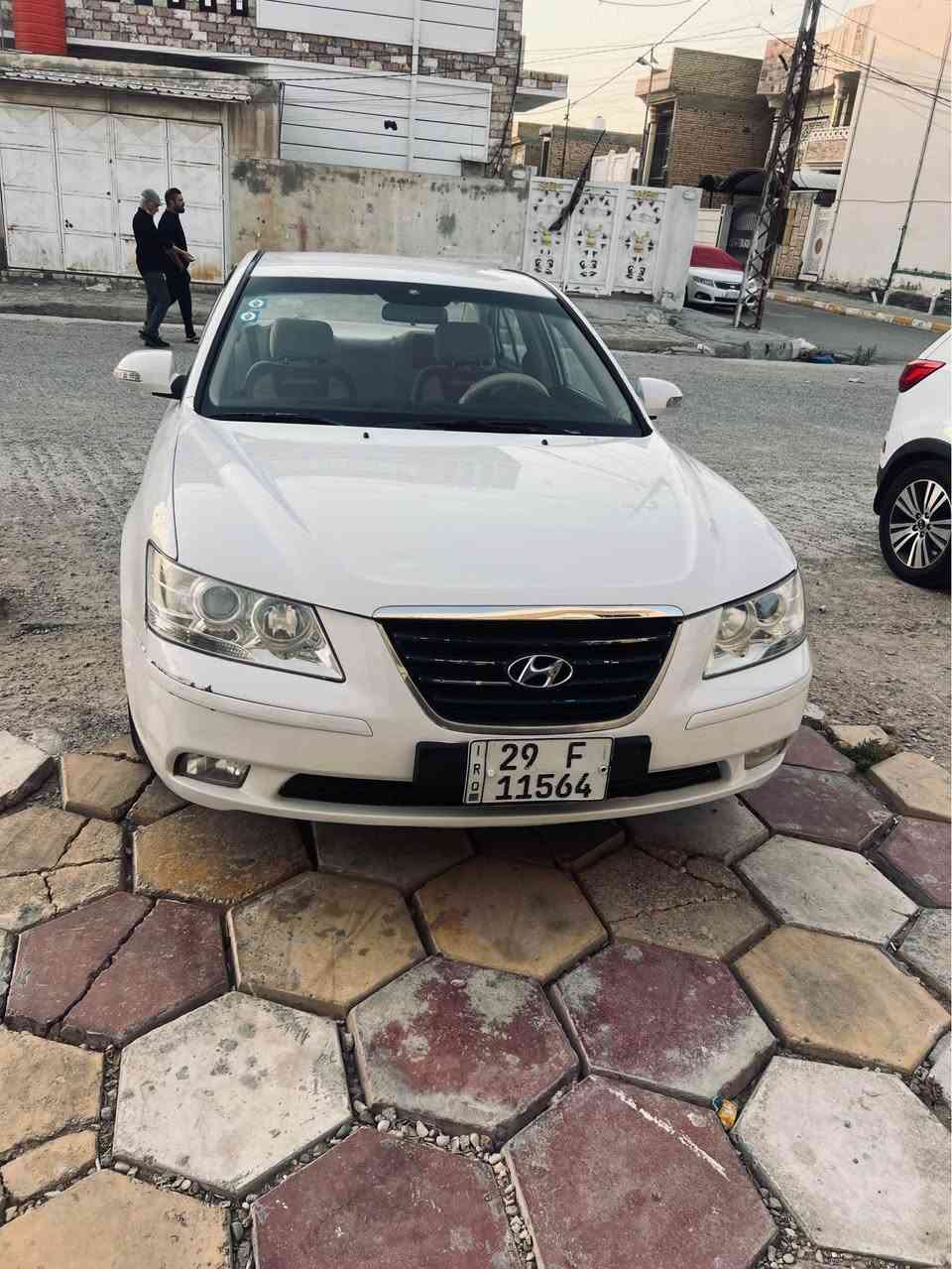 السلام عليكم 
هونداي سوناتا موديل 2009 خليجيه 
رقم واسط باسمنه مكينه 2000 جديده كير حداديه كله جديد تبريد ثلج كل نقص ما بيه دواخل نضيفه كهربائياتها كلها شغاله 
السياره مكفوله من الكلبه والتچيه والكص والتبديل 
بيه رشات صبغ بسيطه جماليه  اثر دحچات 
المكان واسط قضاء الحي 
السعر 98 $ وبيه مجال حكّ الجيه 
الاتصال *********** الحال, واسط
