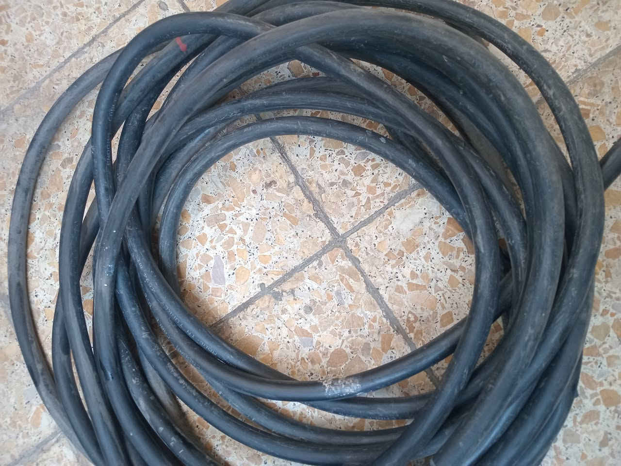 كيبل للبيع  4×10 طول 18متر العنوان بغداد البلديات الاتصال ***********
