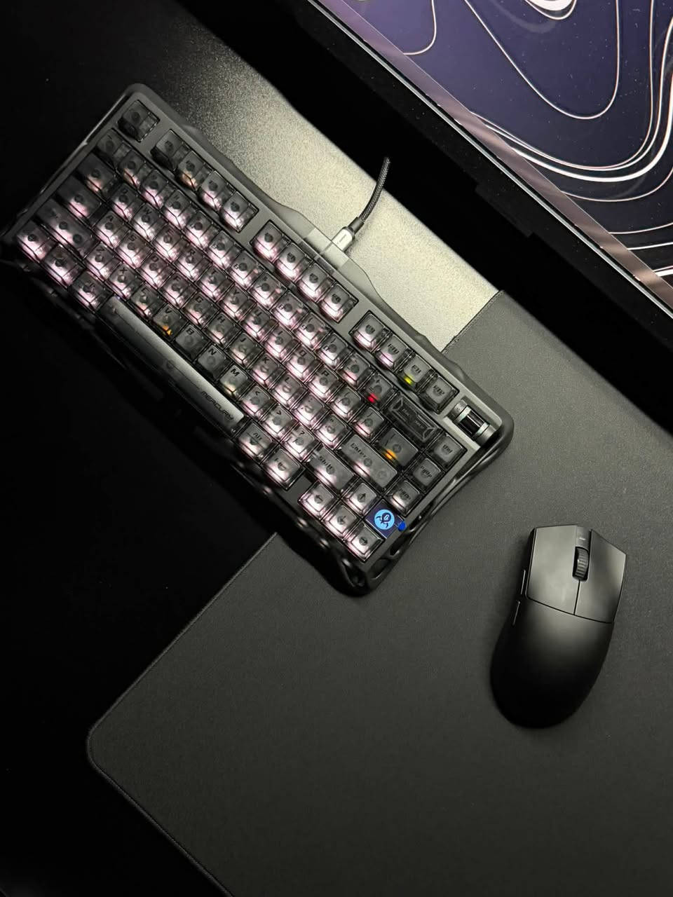 كيبورد gravastar v75 magnetic
مستخدم شهر وشكك يوم 
يعني باقي عل ضمان ١٠اشهر 
القطعة نظيفة كدامك
***********
كامل ملحقات ما مطخوخه حته الواير والباكيت موجود جديد
