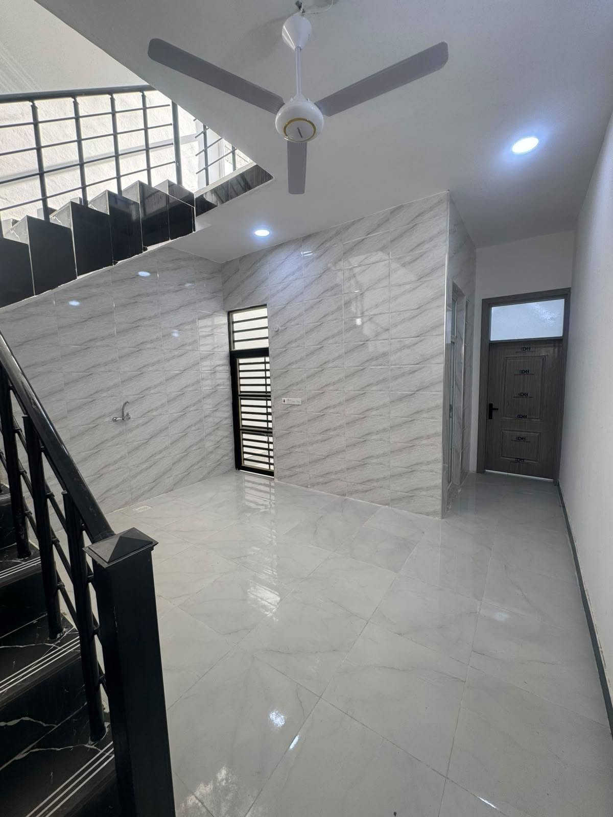بيت جديد للبيع (بناء حديث وجاهز للسكن) 🏠
​المساحة: 100 متر (طابق)
​الموقع: دور الزراعة الثالثه
​الملكية: طابو صرف زراعي، سند 25 (وكاله )
​الميزات: موقع مميز وقريب جداً من المدرسة مع توفر كافة الخدمات الأساسية (ماء، كهرباء، أسواق، وتبليط) ✨.
​السعر: 60مليون وقابل للتفواض 
​📞 للاستفسار والمعاينة، يرجى الاتصال على الرقم: ***********
(أو المراسلة واتساب)
