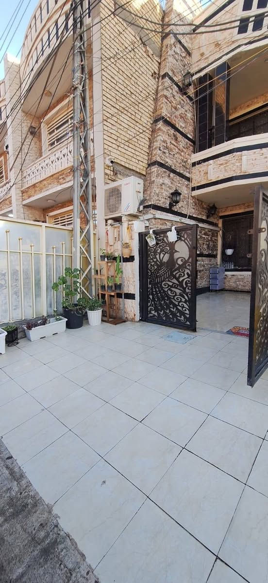 يعرض لكم👌
للبيع 100 م بناء  سنه 2017🏠✨
الموقع: حي الجهاد - منطقة ديوان الضباط مقابل مجمع ريتاج - موقع مميز ). عرض شارع 15متر
المساحة: 100 متر مربع (واجهة 5م× نزال 25م).
نوع العقار: طابو ملك صرف (سند جاهز).

3غرف نوم مريحة.
صالة استقبال واسعة ومطبخ حديث.
حمامات عدد 2+ منور لتهوية مثالية.
بيتونة وسطحين (استغلال ذكي للمساحات).
المواصفات الفنية:
أرضيات مرمر فاخرة.
المنزل جاهز للسكن الفوري ولا يحتاج لأي مصاريف إضافية!
📍 للتواصل والاستفسار:
اتصال أو واتساب: 
***********
