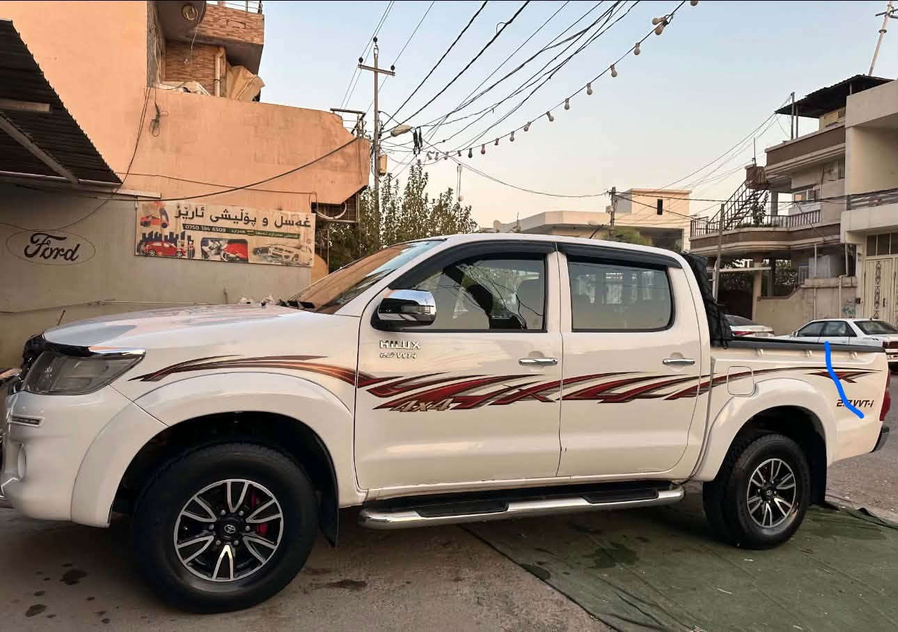 Tooyota hilux 
مۆدێل 2014پارچەرەش یەک پەڵەی بۆیاغە لە بۆدی دیاریم کردووە سەنەوی نوێیە بەناوی خۆمانە شوین رانیە 
***********
