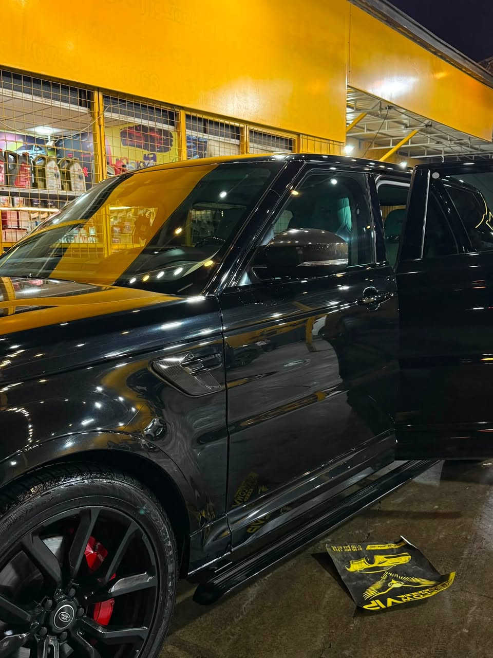 � للبيع او للمرواس   — Range Rover Sport SVR 2018 🔥

للبيع رنج روفر سبورت SVR موديل 2018، وارد امريكي حادث بس خشم البنيد بدون دواخل بشرط كير ومكينة كفالة عامة سيارة تجمع بين الفخامة والقوة والأداء الرياضي الاستثنائي 👑🔥

🏎️ المواصفات:
• موديل: 2018
• الفئة: Range Rover Sport SVR
• المحرك: V8 Supercharged
• السعة: 5.0 لتر
• القوة: 575 حصان
•الكير: 700 نيوتن متر
•: أوتوماتيك 8 سرعات
• الدفع: 4×4
• تسارع 0–100 كم/س: حوالي 4.5 ثانية
• السرعة القصوى: حوالي 283 كم/س
• عادم رياضي SVR Active Exhaust
• نظام تعليق رياضي SVR
• نظام Dynamic Response
• جنوط رياضية كبيرة
• مقاعد رياضية SVR فاخرة
• داخلية جلدية فخمة
• دركسون رياضي مع تبديل Paddle Shift
• تصميم SVR رياضي مميز من الخارج والداخل

✨ سيارة للّي يعرف قيمة الـ SVR… قوة V8، فخامة رنج، وصوت ما ينمل منه

الاستفسار الاتصال /***********

