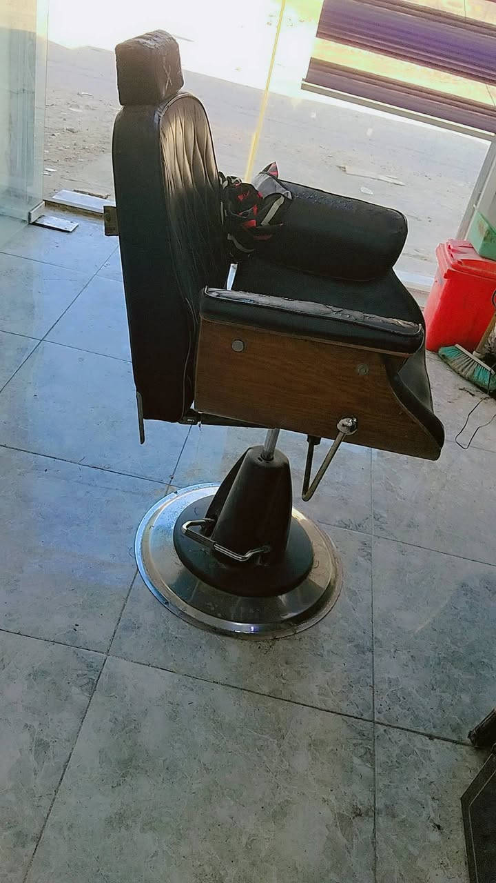 سلام عليكم ميز وفاترينه + كرسي للبيع سعر 250 مستعجل للاستفسار  ***********
