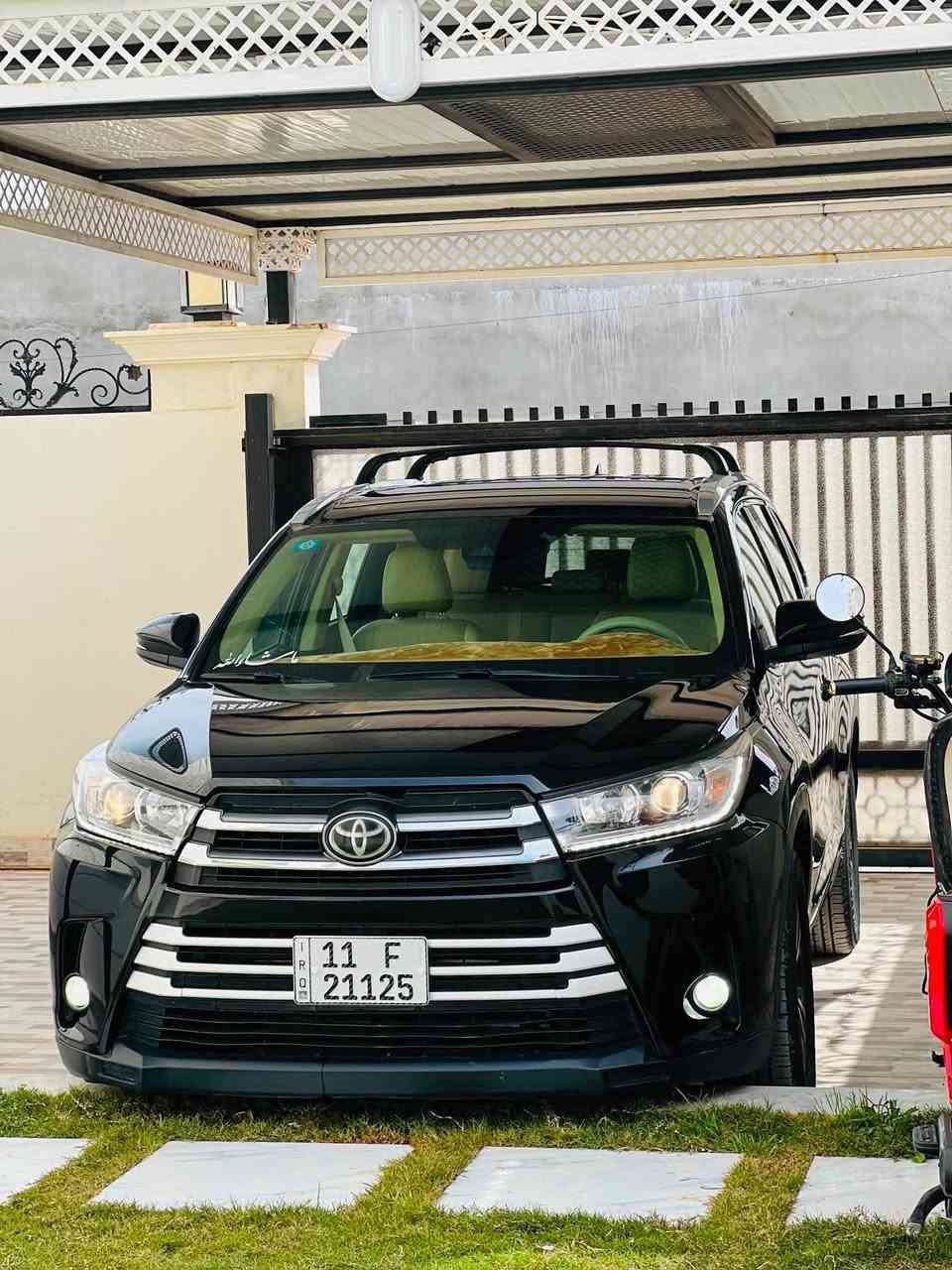 السلام عليكم 
هايلندر 2019 وارد امريكي // ❇️السعر 244ورقه وبيها مجال .
مواصفات le
محرك 6 سلندر 3600(محرك وگير شرط)
❇️ماشيه 74ميل يعني 118الف كيلو❇️
رقم بغداد الجديد بأسمي 
مشروع وطني تتحول بمحافظتك
والتحويل مباشر
سنويه وهزه جديد قبل شهر جددتها
7راكب 3 قطع تبريد 
تبريد لمس منفصل وتبريد خلفي منفصل عن الامامي
❇️المواصفات:-
- رادار 
-تثبيت على المسار 
-نقطة عمياء 
-مثبت سرعه 
-جنطة كهرباء وشفط
-نظام سنو للثلج وللمرتفعات الحاده
-مانع انزلاق 
-نظام اطفاء المحرك في الازدحامات
-نظام سبورت
-نظام ايكو 
-اكيد تحكم ستيرن جهتين كامل 
-كرسي سايق كهرباء 
-شاشه وكامره خلفيه بلادي 
-قيادة شبه ذاتيه 

❇️الضرر //

❇️تعديل بارد :-
باب سكن امامي تعديل بارد فقط 20 سم
وباب سكن خلفي صار بي تعديل بارد يمي 

❇️صبغ :-
القطعه الوحيده المصبوغه جاملغ السايق الخلفي
مبدل قطعه ومصبوغه باقي السياره ما بيها صبغ 

❇️الشواصي:-
بيها شاصي سكن امامي يمين بي تعديل حار ومعجون واكو رصعه بالشاصي نزلتها بالصور 

وحتى الفحص نزلته واي شي خارج الكاتبه
 والمنزله تاخذ السياره باليعجبك

والفحص يم هردي اشهر وافظل فحص بكركوك اكدر اروح غير فحص ما يطلعلي التعديل والعيار وغيرها الشغلات البسيطه 

❇️العنوان كركوك قظاء الحويجه ( داخل )
كاتبلك كلشي يخص السياره حتى ما تتعب وتخابرني ع شي تسألني 

رقم الهاتف ***********
